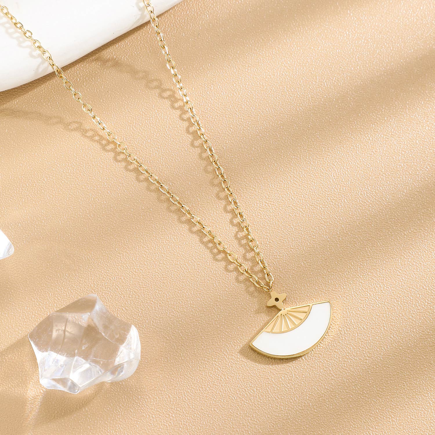 Collier Chaîne Fine Dorée Avec Éventail Nacre Acier Inoxydable