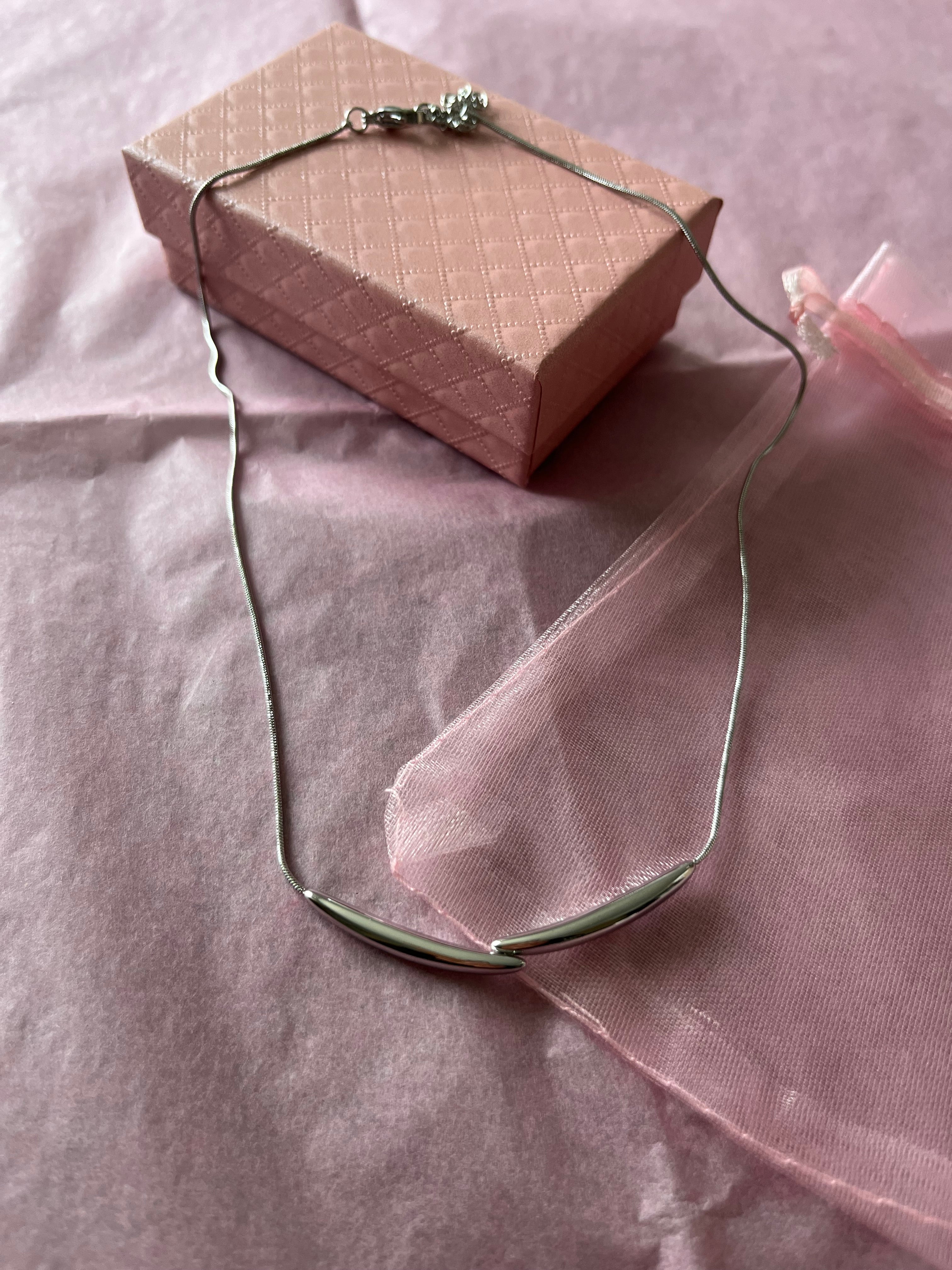 Collier Argenté Courbes Ondulées Avec Effet Duo