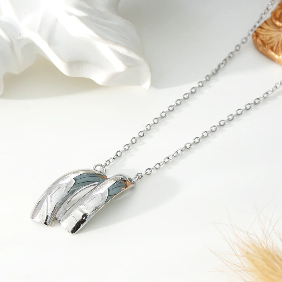 Collier Argenté Pendentif Double Bandes Courbées Brillantes