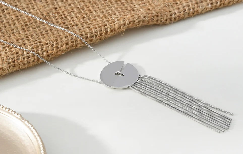 Collier Argenté Avec Pendentif Disque En Deux Avec Glands