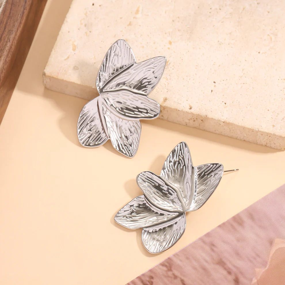 Boucles d'Oreilles Argentées Demi Fleur Sculptée Avec Texture Botanique