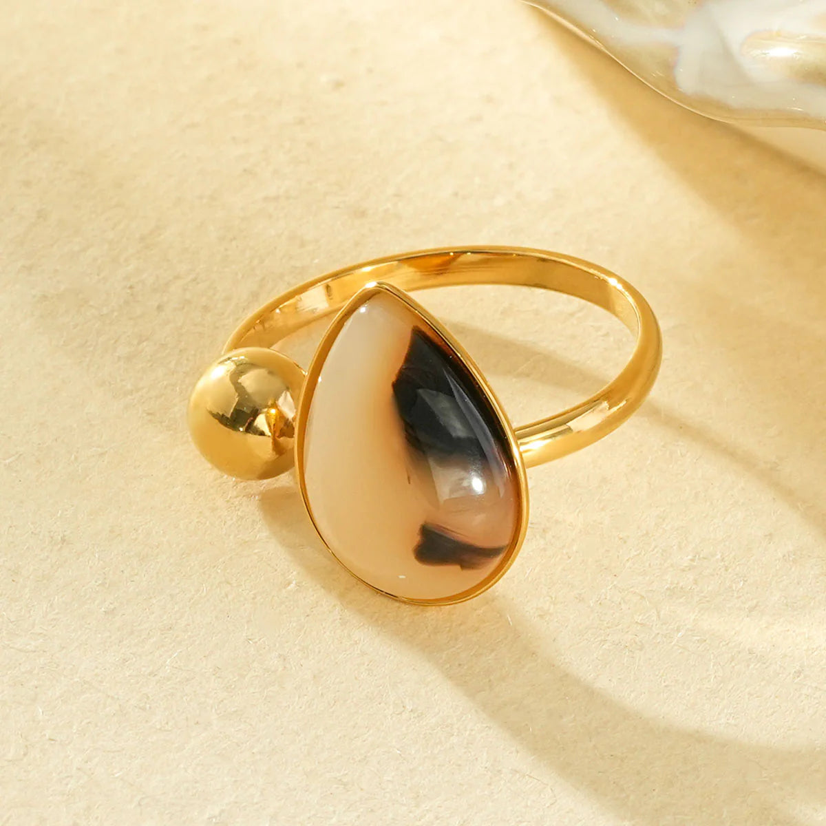 Bague dorée ouverte avant ajustable perle dorée et goutte léopard résine Acier inoxydable