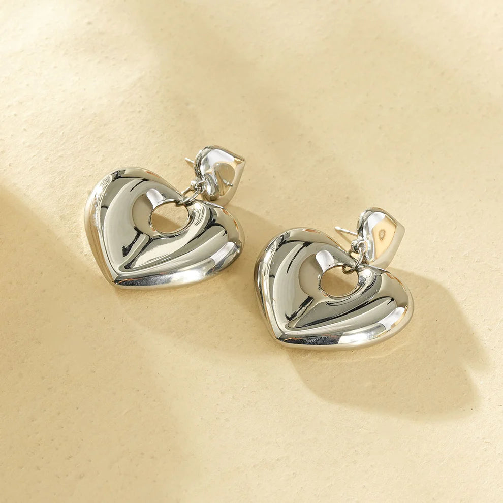 Boucles d’oreilles argentées cœurs bombés lisses pendantes