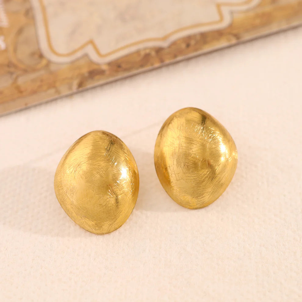 Boucles d'oreilles dorées losange arrondi effet brossé