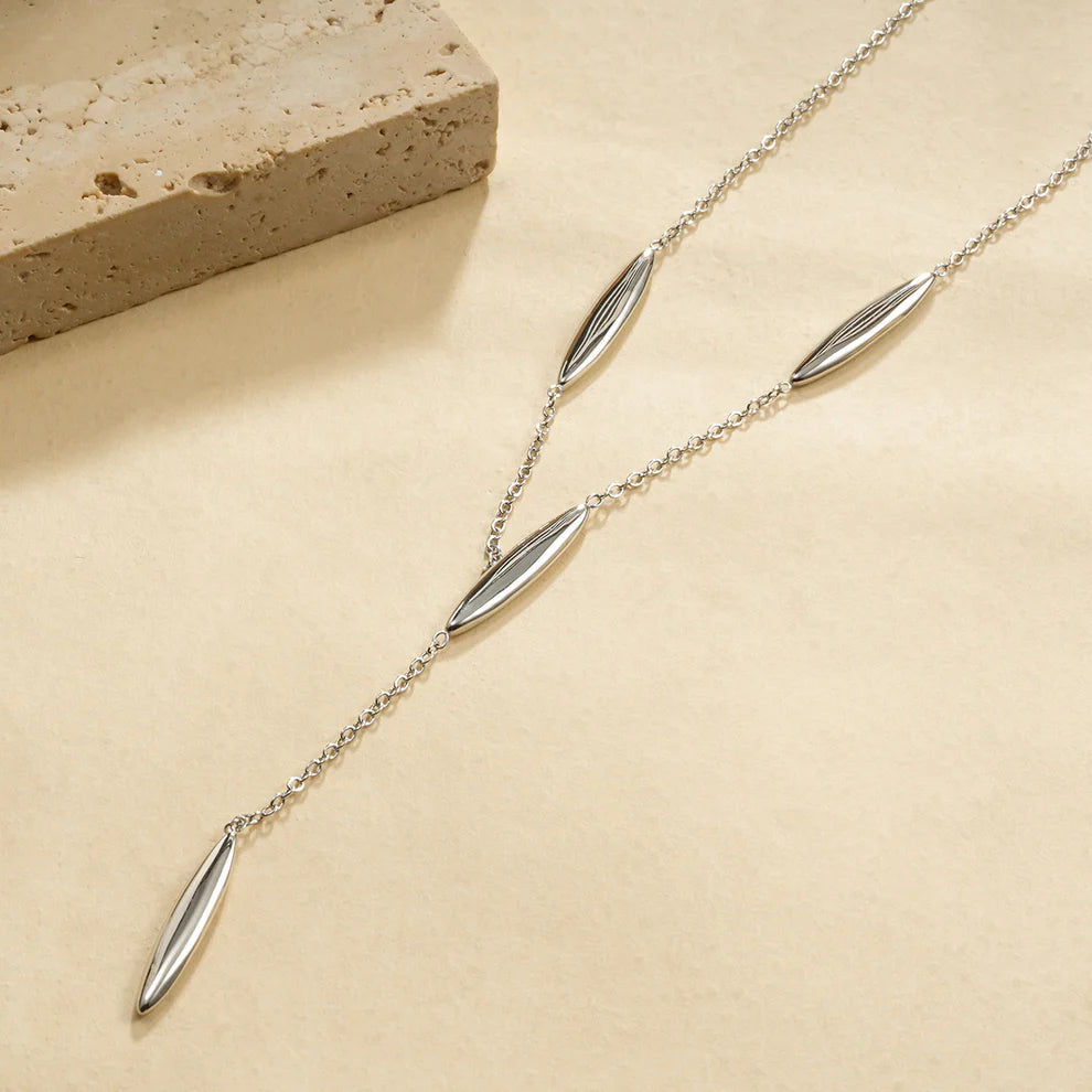 Collier en Y Chaîne Argentée Avec Quatre Gouttes Allongées