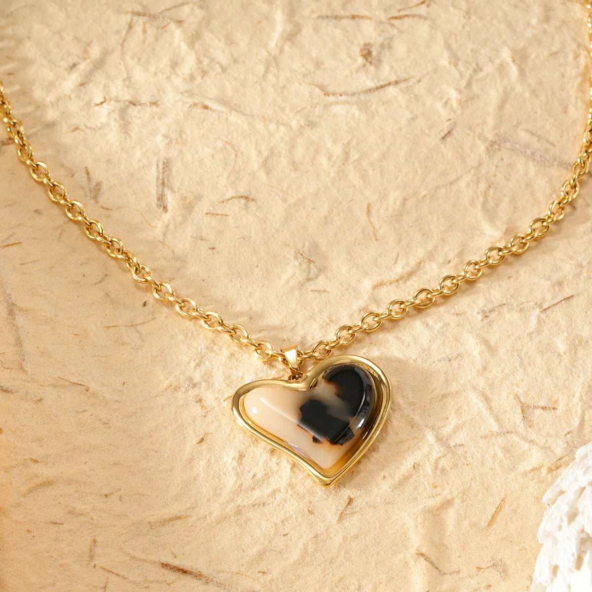 Collier chaîne dorée avec pendentif résine léopard cœur