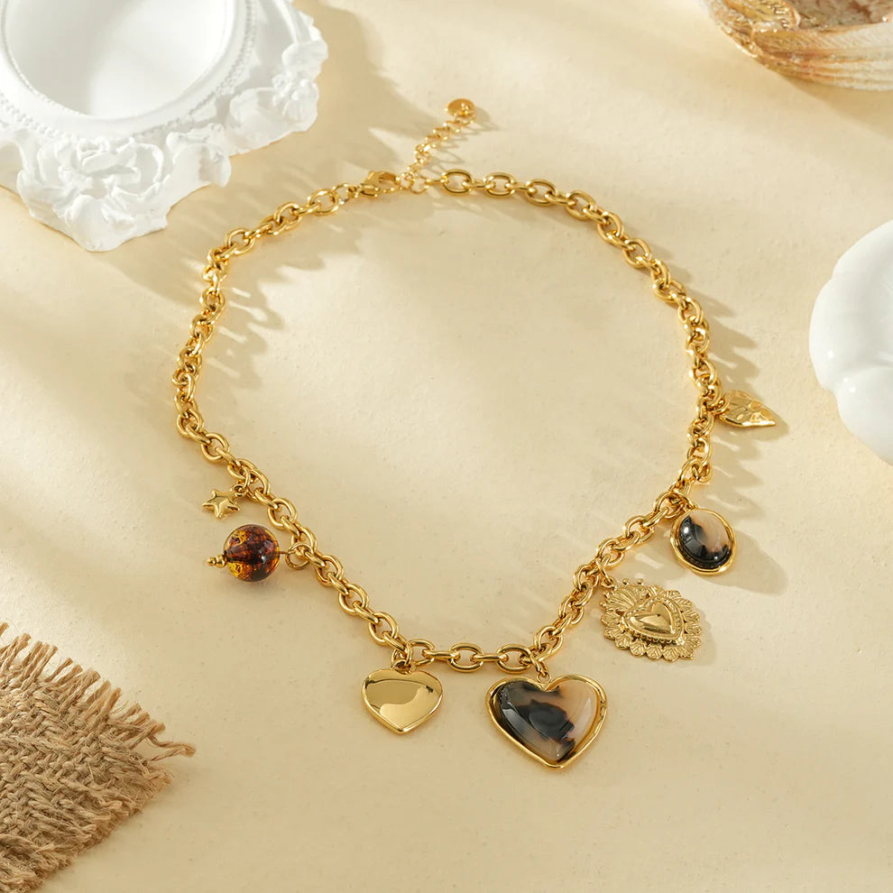 Collier chaîne dorée pendentifs cœurs résine léopard