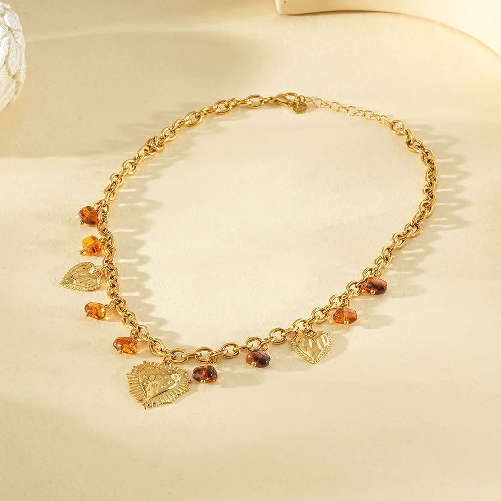 Collier chaîne dorée pendentifs cœurs texturés et résine couleur ambrée