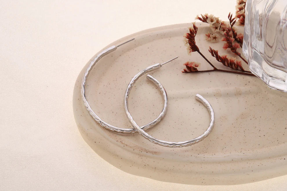 Boucle d'oreilles créoles demi-ouvertes  ovale finition martéolée texturée Acier Inoxydable