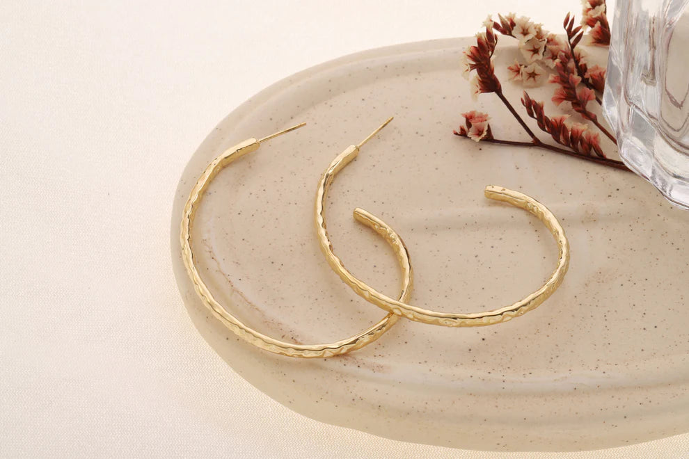 Boucle d'oreilles créoles demi-ouvertes  ovale finition martéolée texturée Acier Inoxydable