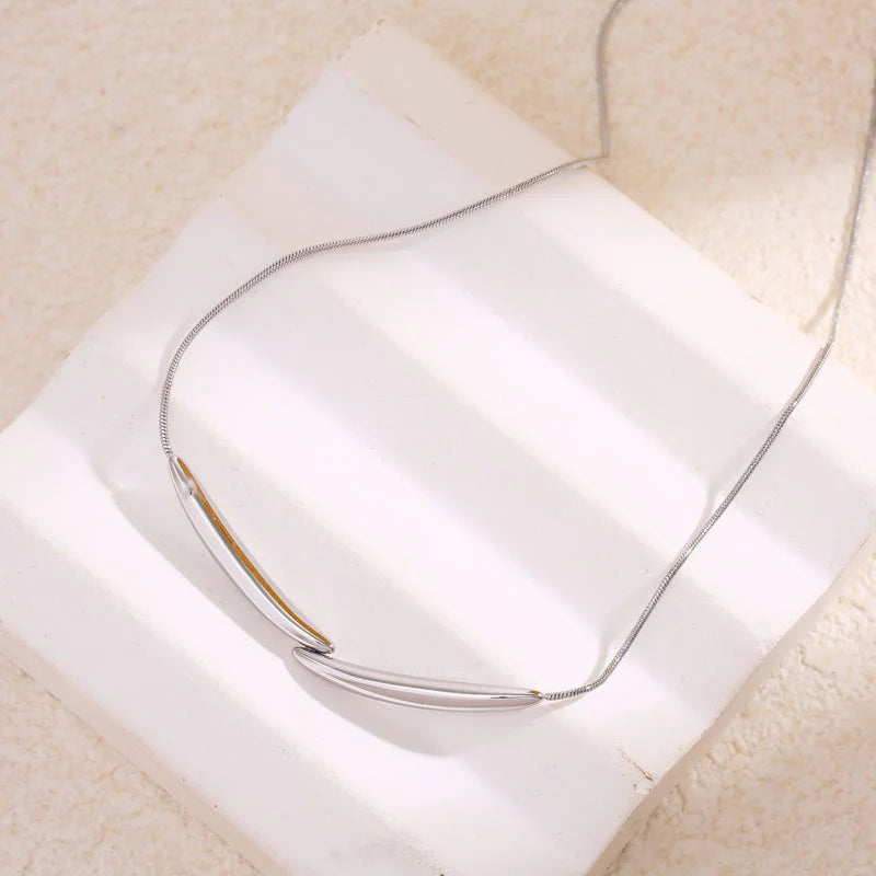 Collier Argenté Courbes Ondulées Avec Effet Duo