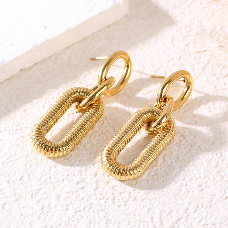 Boucles d'oreilles dorées pendantes chaines texturés