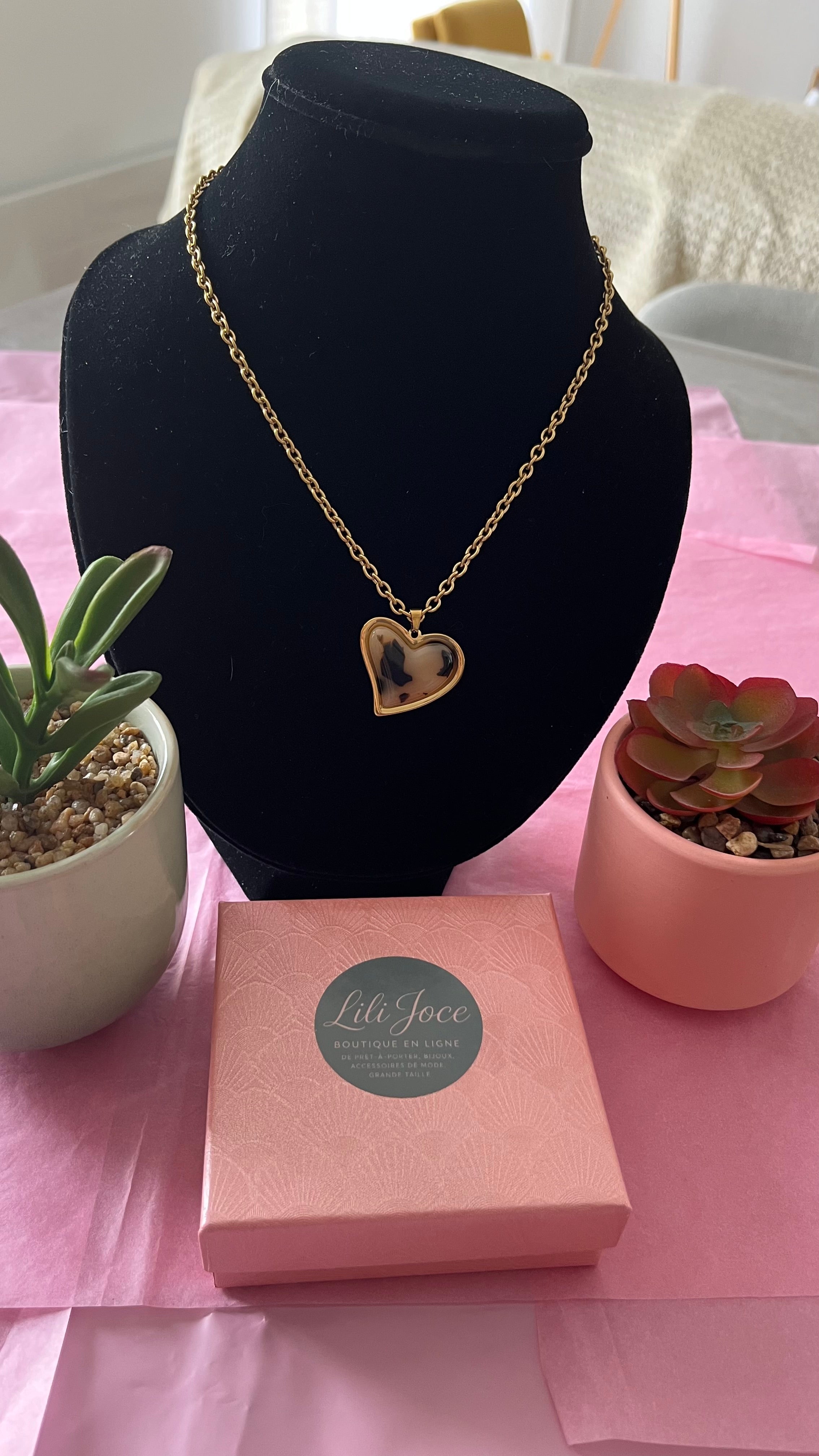 Collier chaîne dorée avec pendentif résine léopard cœur