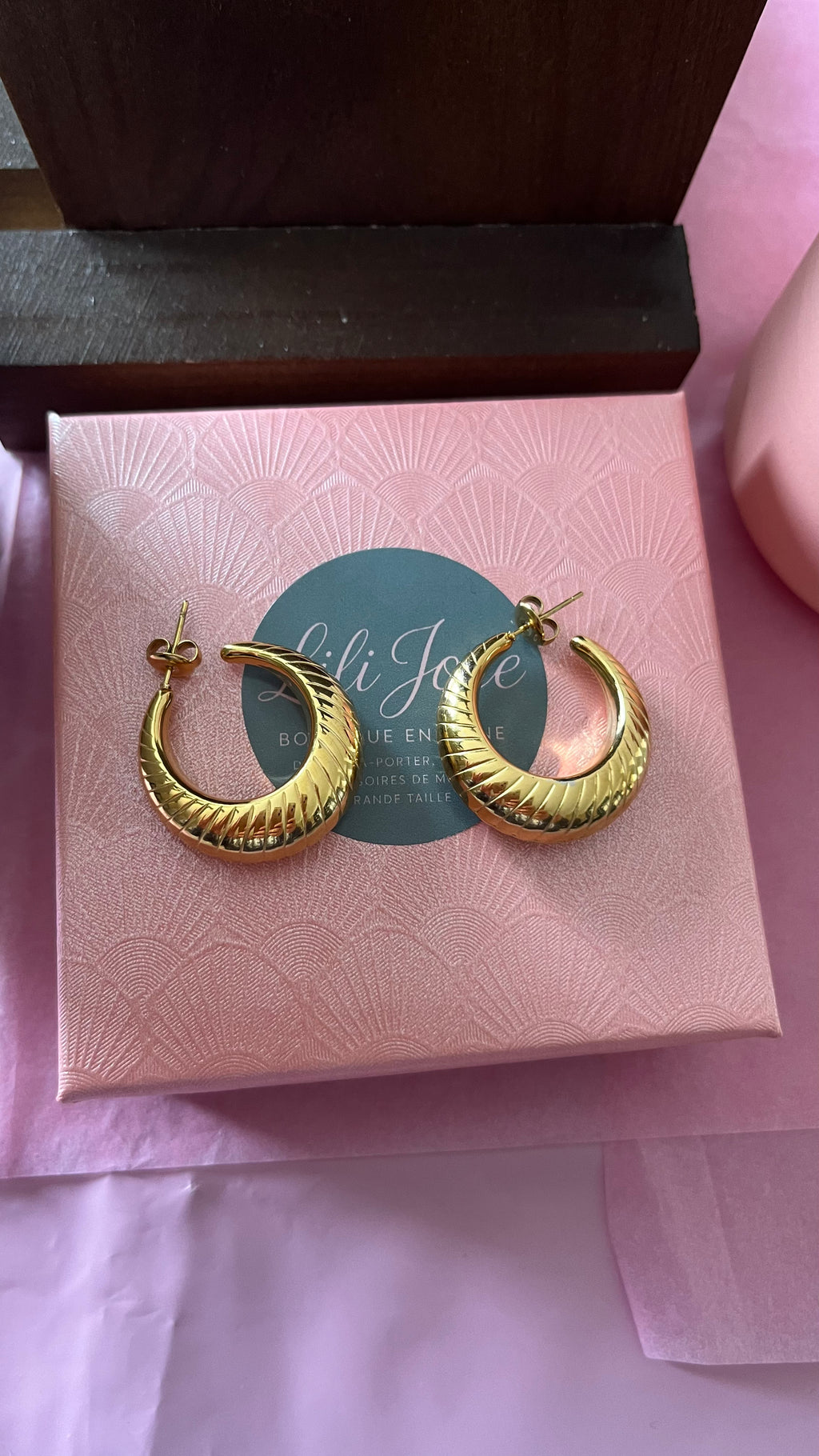 Boucles d'Oreilles Créoles Dorées Texturées Effet Ciselé Et Finition Striée