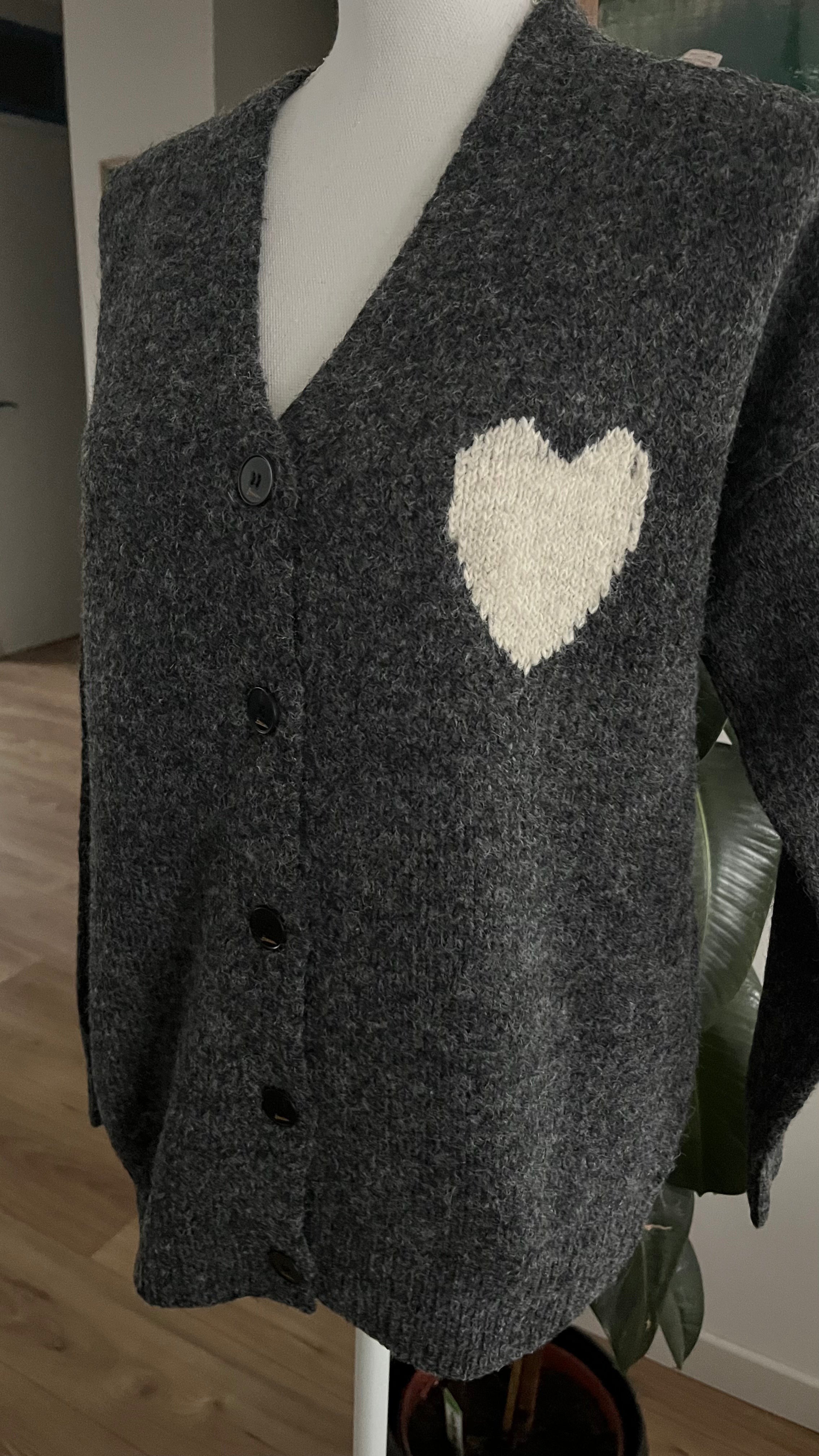 Cardigan en laine et matière recyclée avec cœur