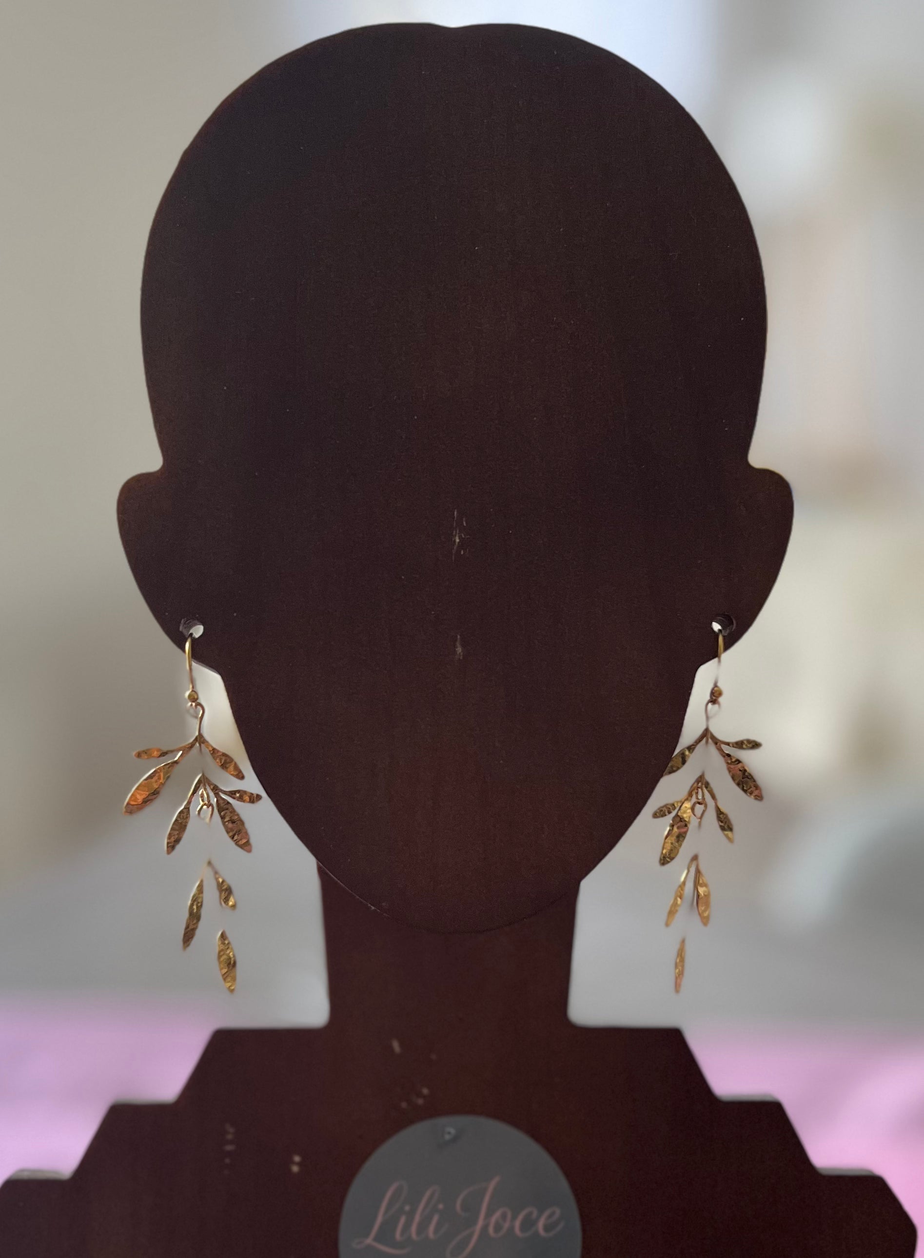 Boucles d'oreilles pendantes dorées branche avec feuilles allongées martelés