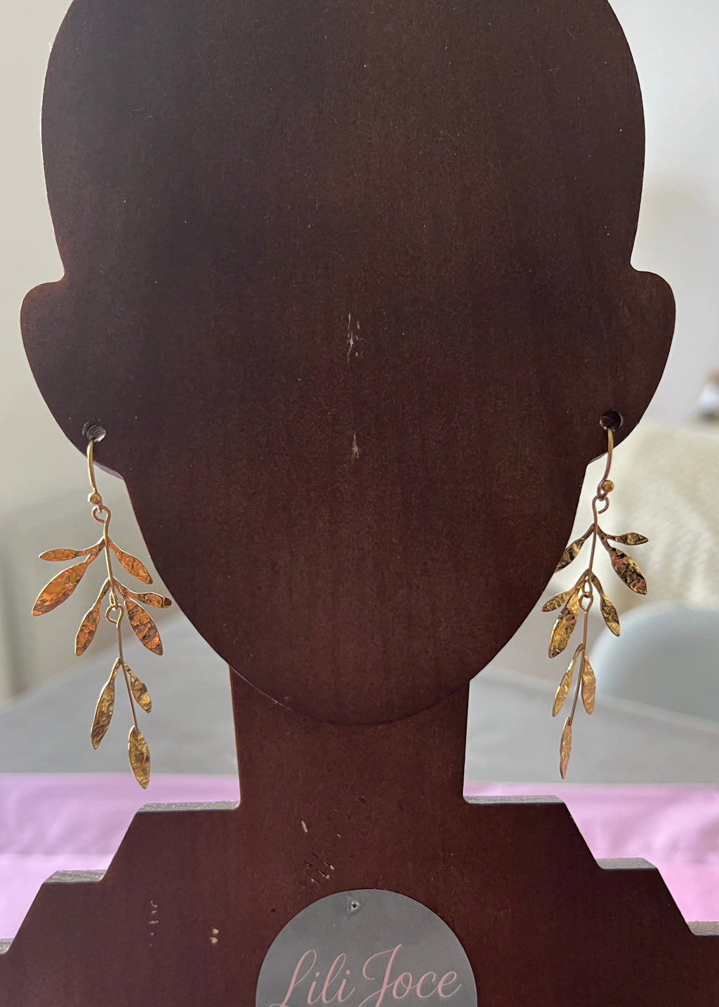 Boucles d'oreilles pendantes dorées branche avec feuilles allongées martelés