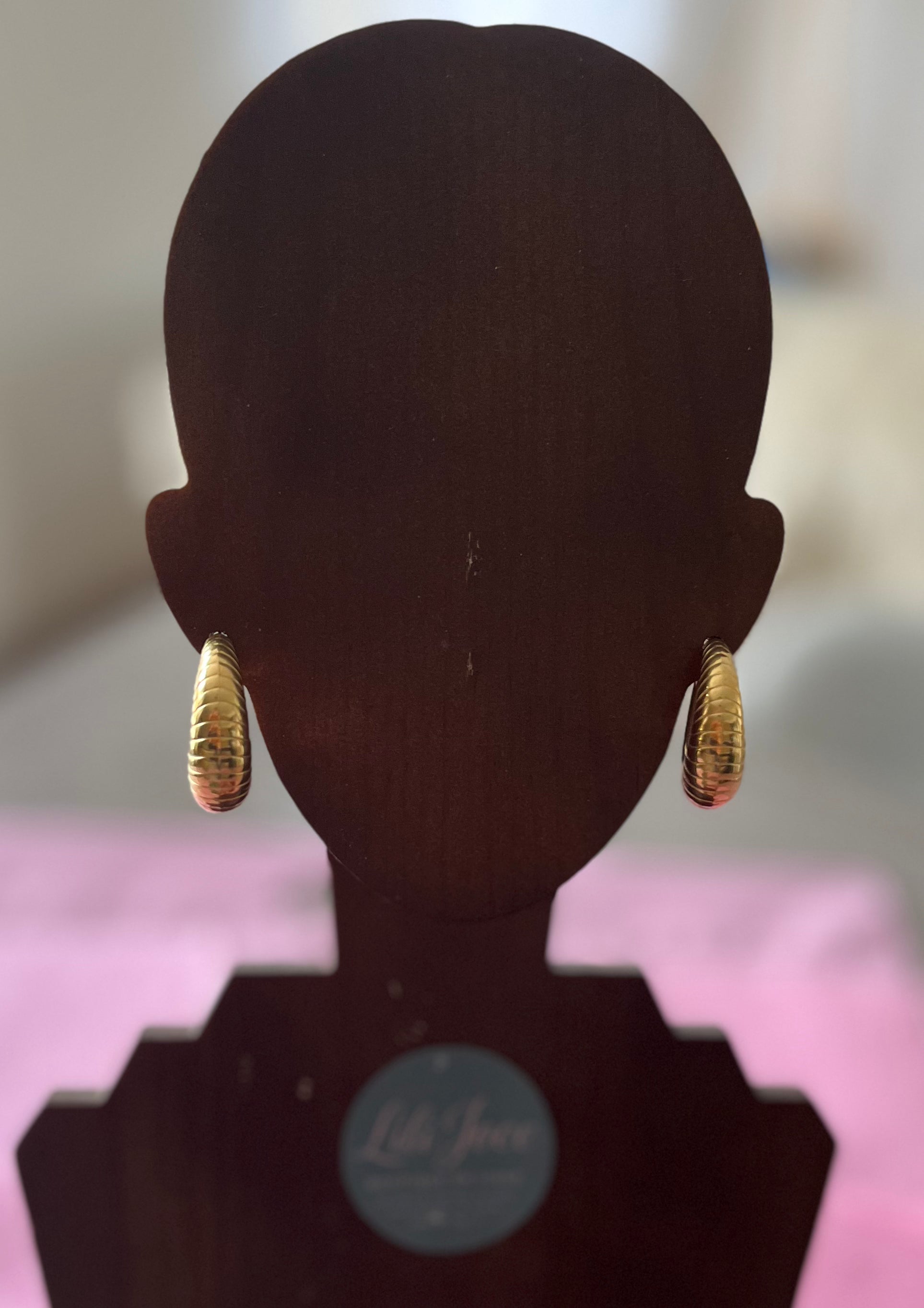 Boucles d'Oreilles Créoles Dorées Texturées Effet Ciselé Et Finition Striée