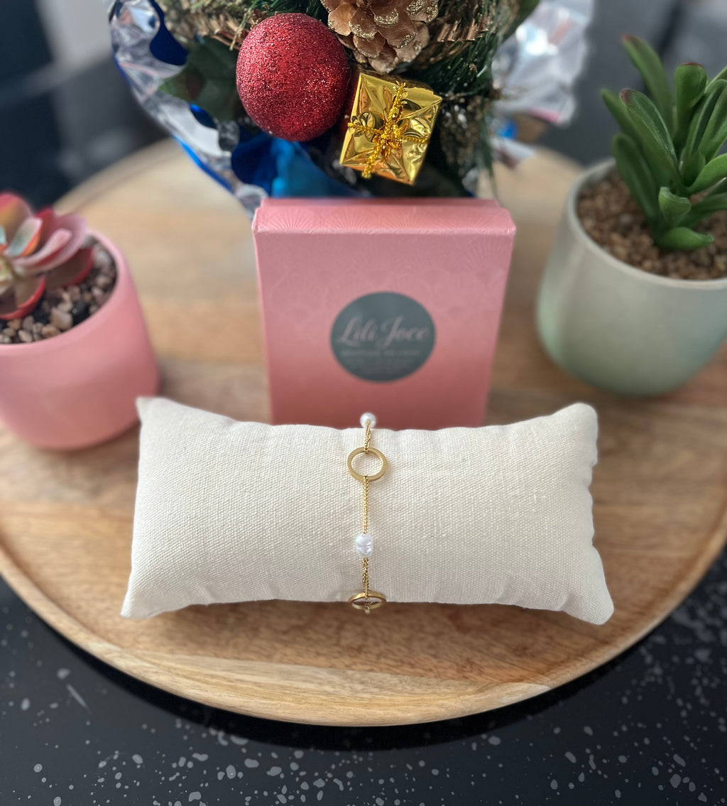 Bracelet Double Chaîne Dorée à Anneaux Ronds et Perles Blanches