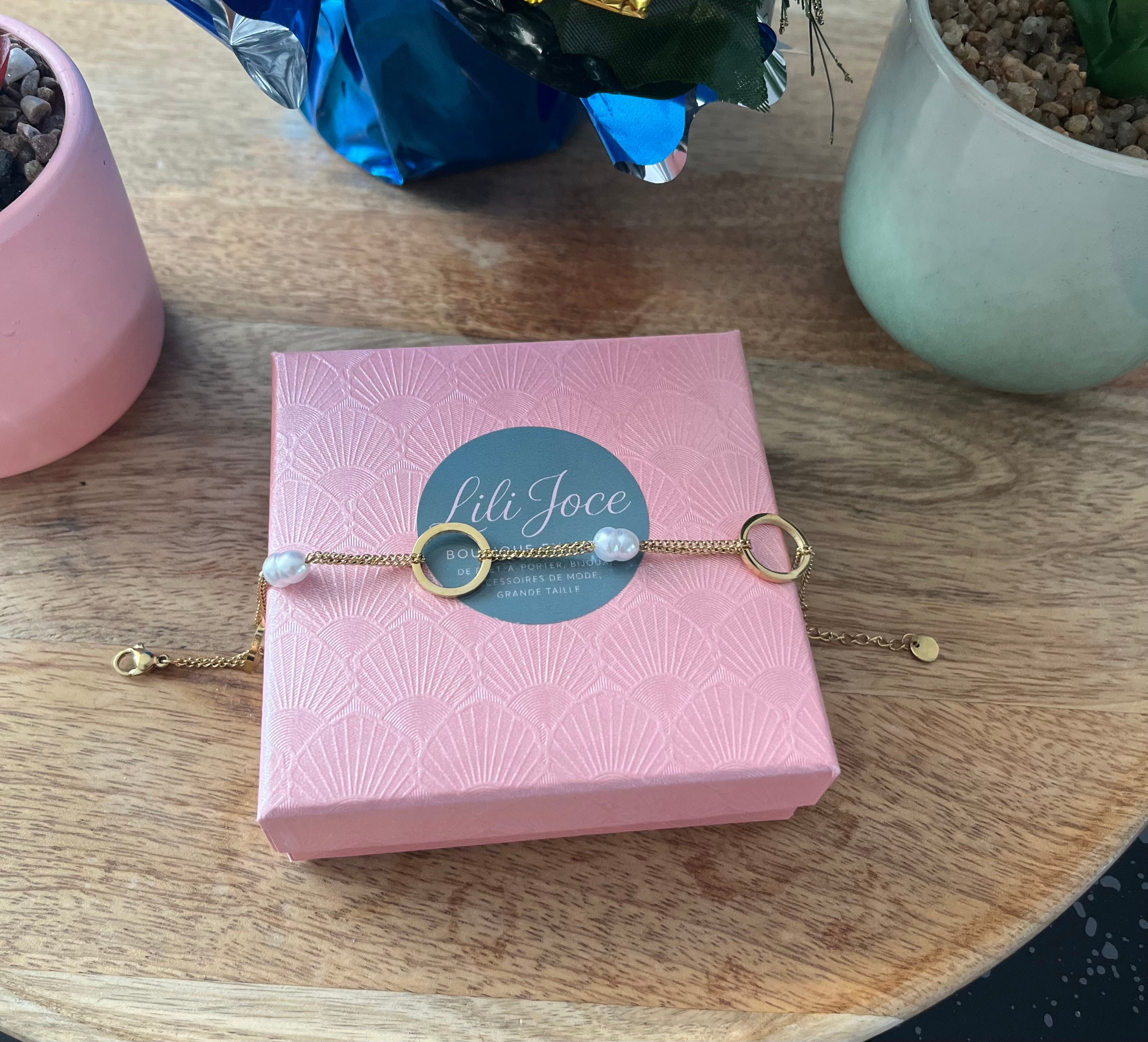 Bracelet Double Chaîne Dorée à Anneaux Ronds et Perles Blanches