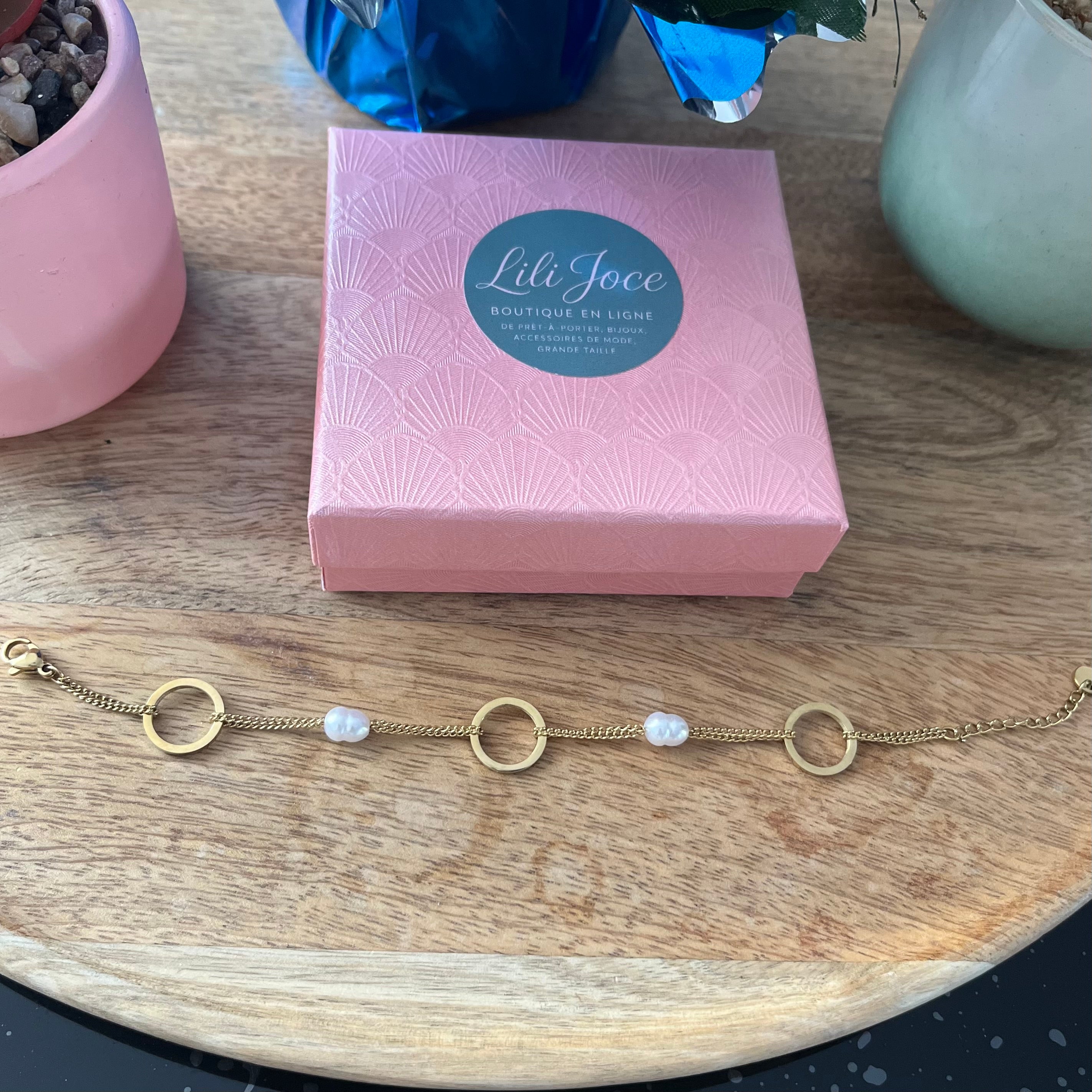 Bracelet Double Chaîne Dorée à Anneaux Ronds et Perles Blanches