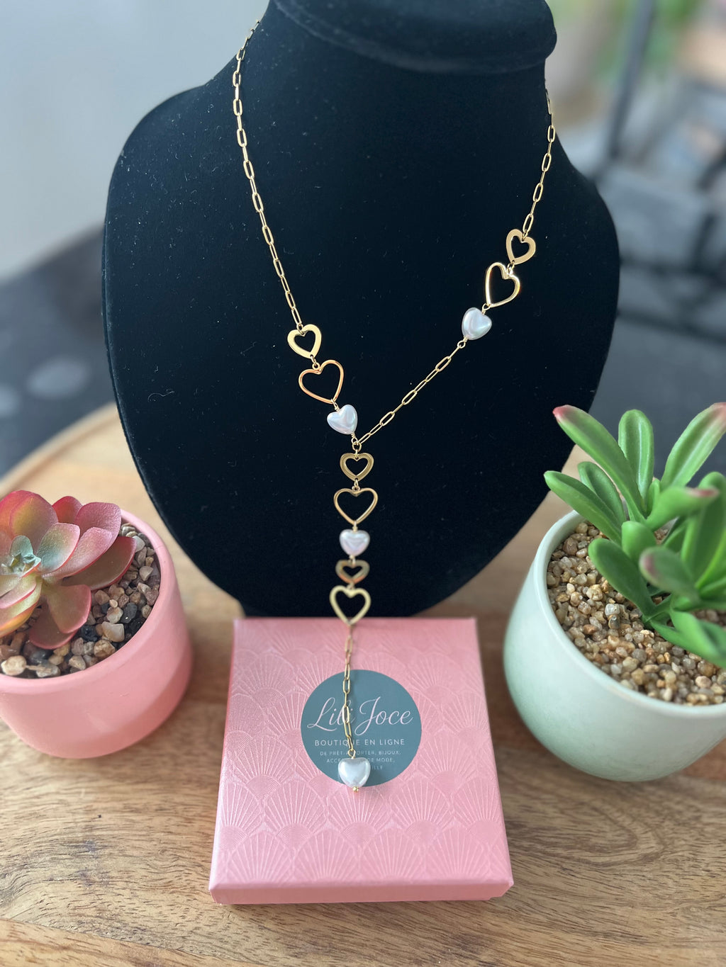 Collier doré en Y cœur ajouré et perle blanche