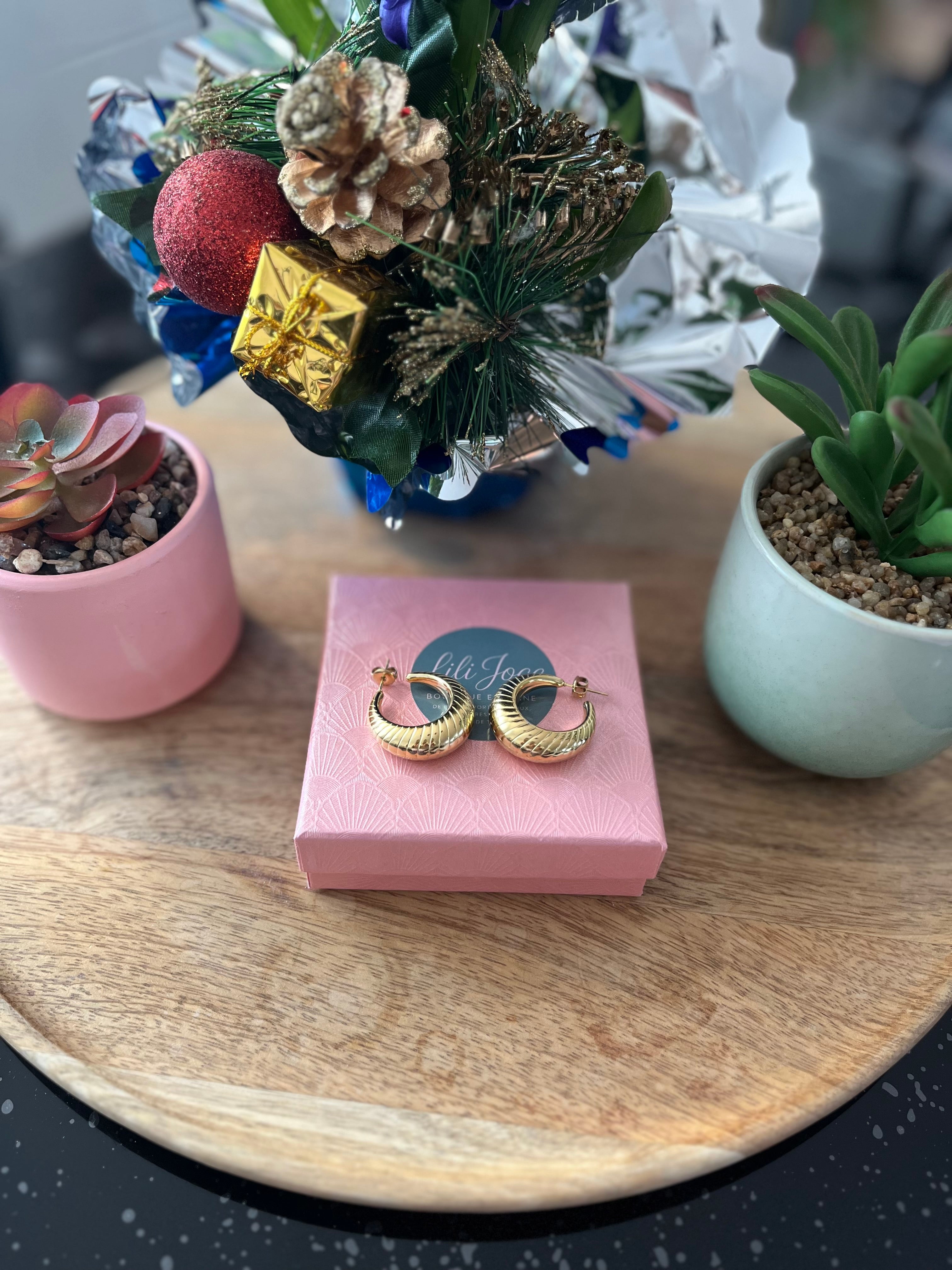 Boucles d'Oreilles Créoles Dorées Texturées Effet Ciselé Et Finition Striée