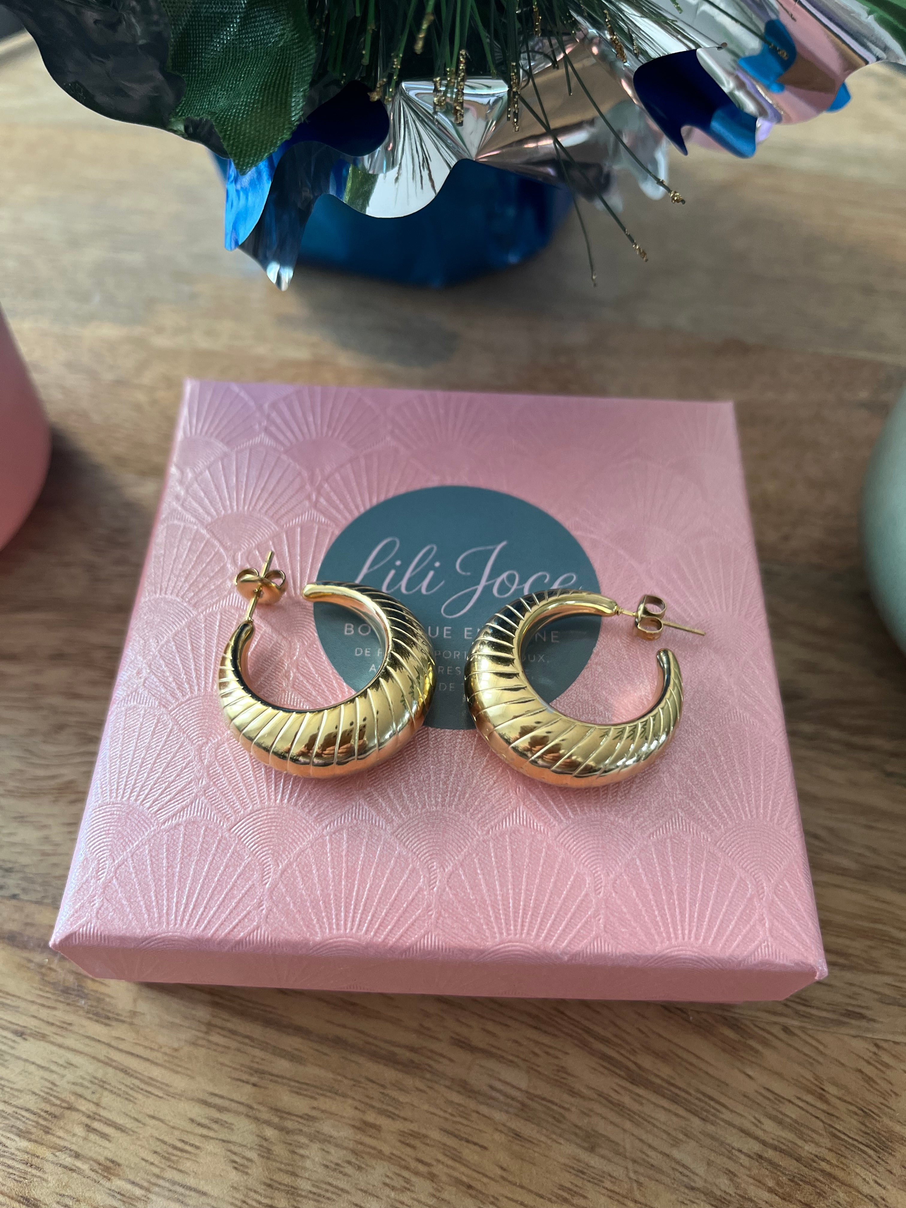 Boucles d'Oreilles Créoles Dorées Texturées Effet Ciselé Et Finition Striée