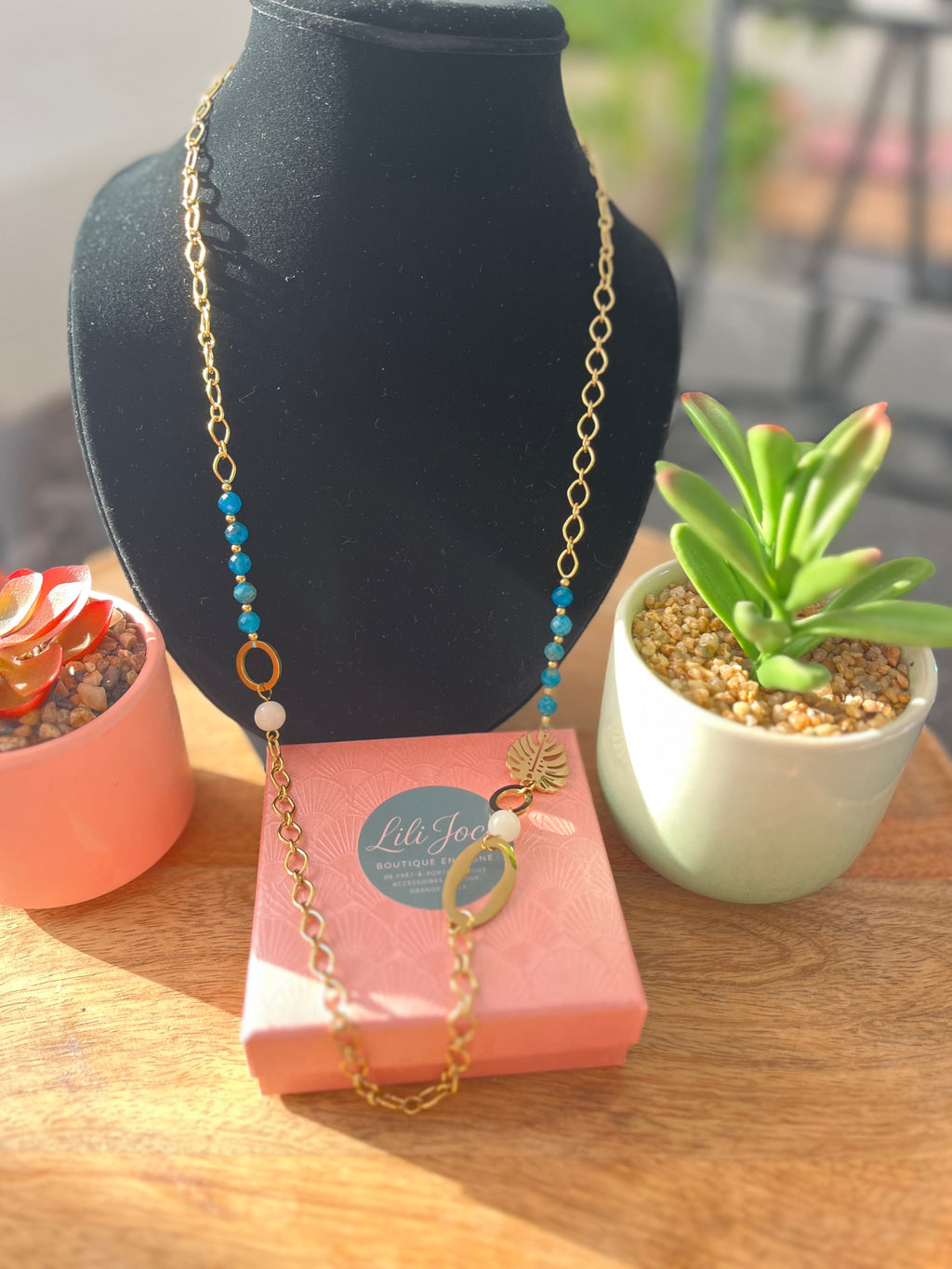 Collier Sautoir Chaîne Dorée et Pendentif Feuille Tropicale