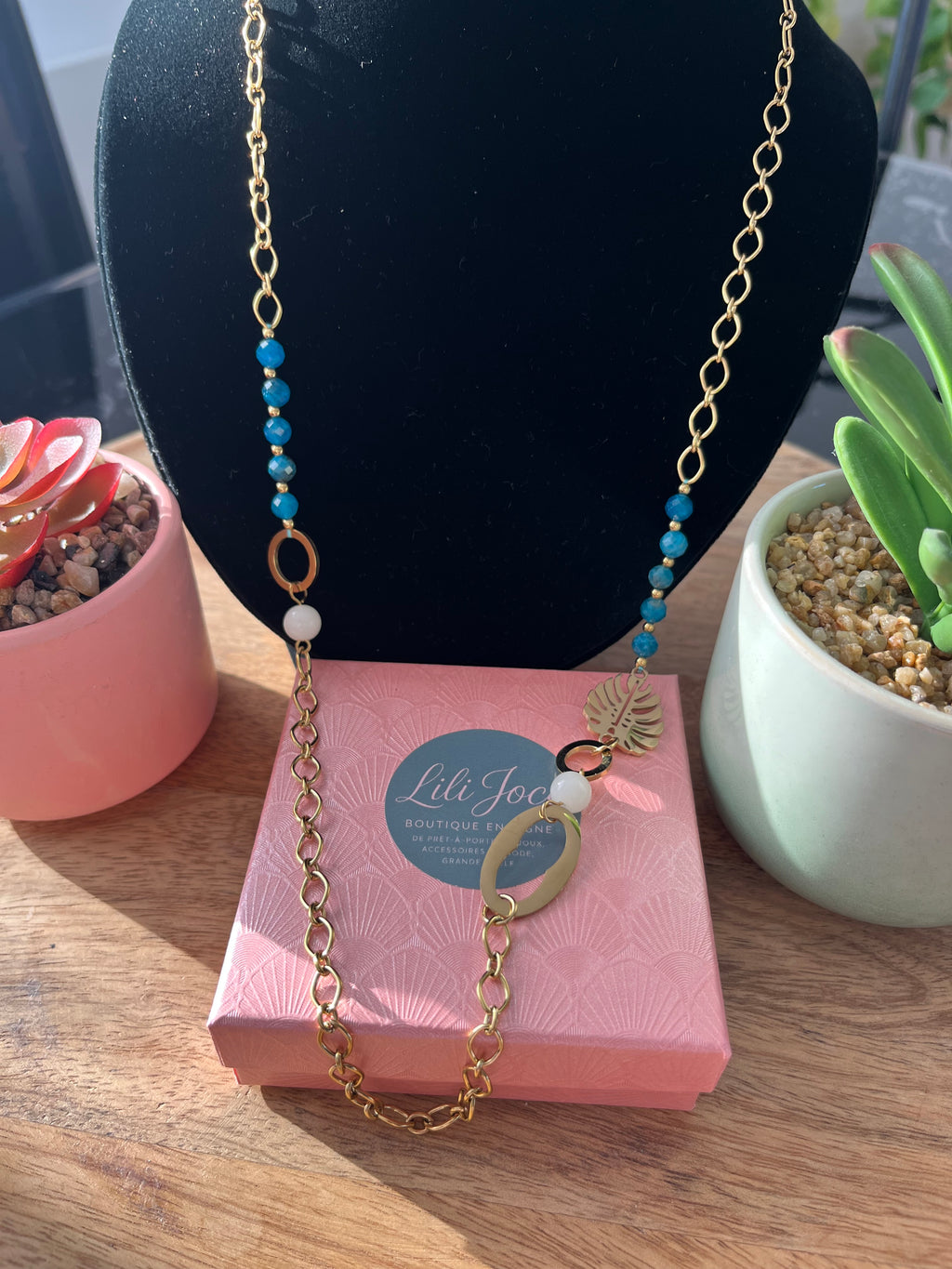 Collier Sautoir Chaîne Dorée et Pendentif Feuille Tropicale