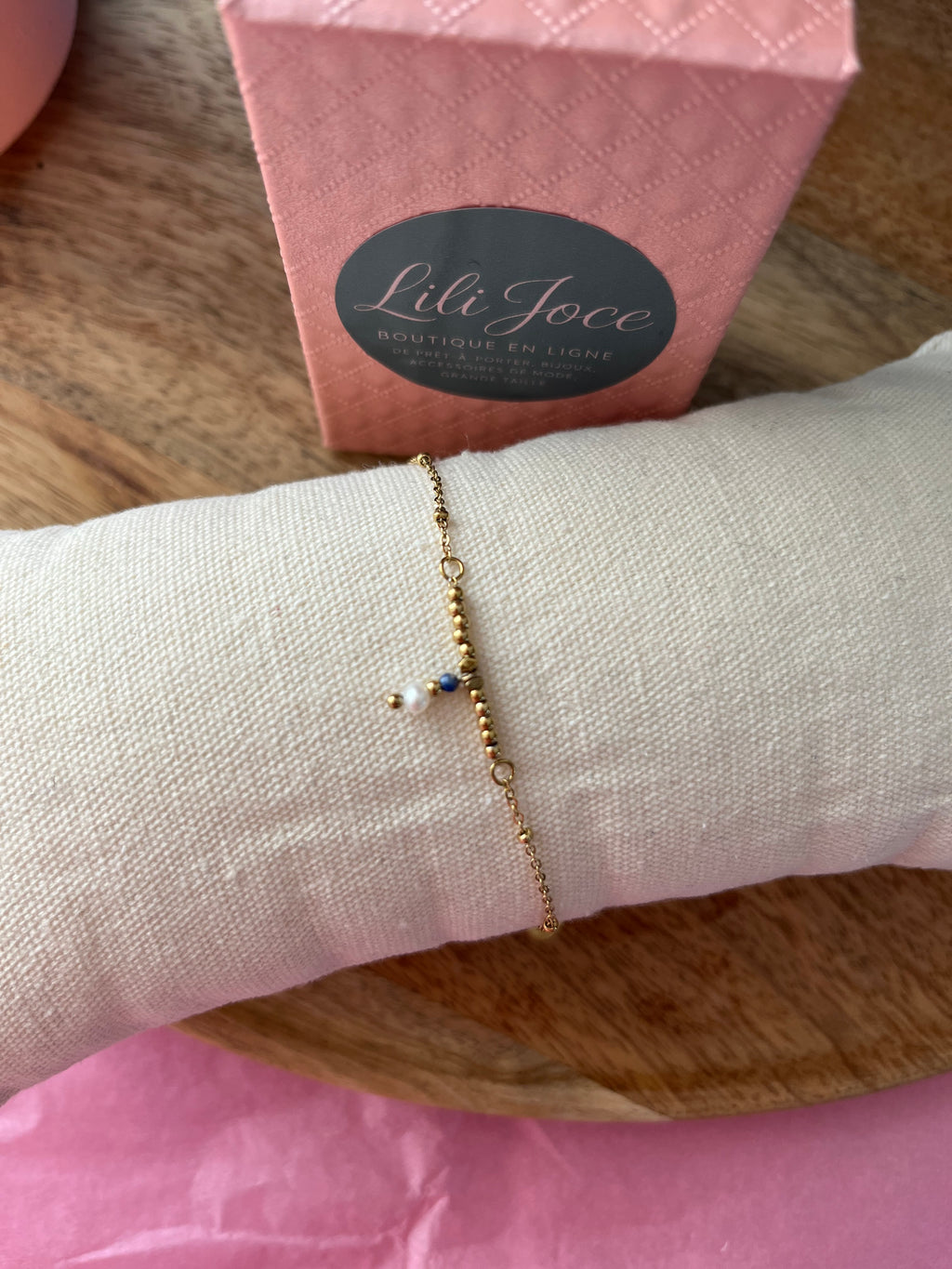Bracelet doré avec pendentif en lapis-lazuli et pierre blanche – Élégance et équilibre