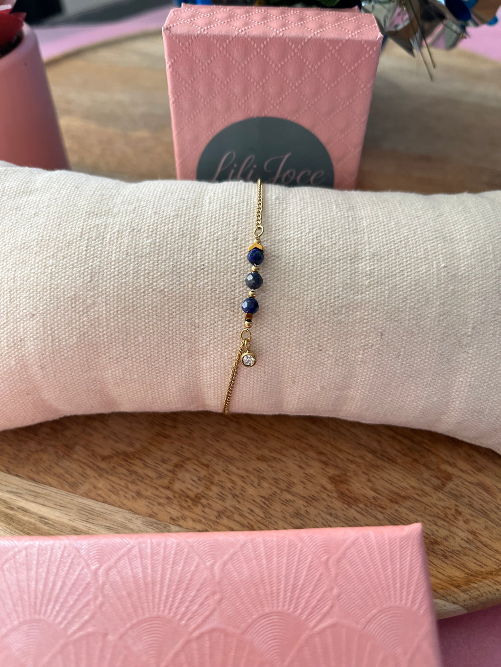 Bracelet 3 pierres de lapis-lazuli avec breloque pendante – Élégance subtile