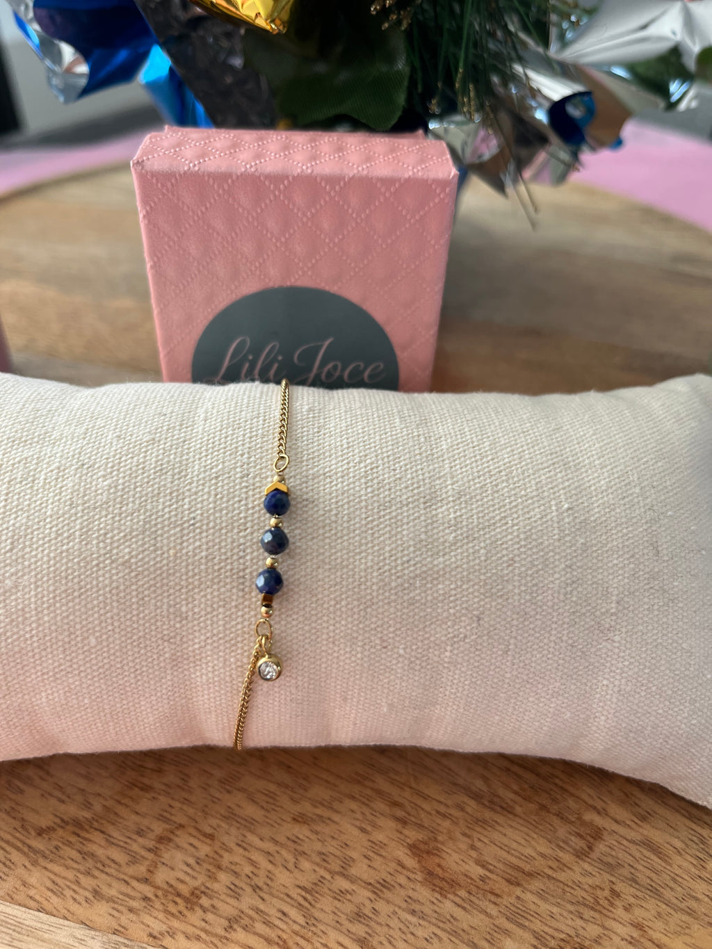 Bracelet 3 pierres de lapis-lazuli avec breloque pendante – Élégance subtile