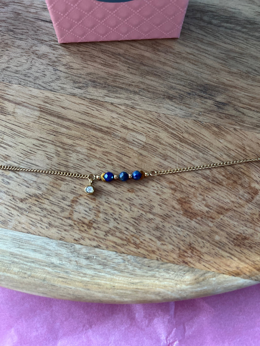 Bracelet 3 pierres de lapis-lazuli avec breloque pendante – Élégance subtile