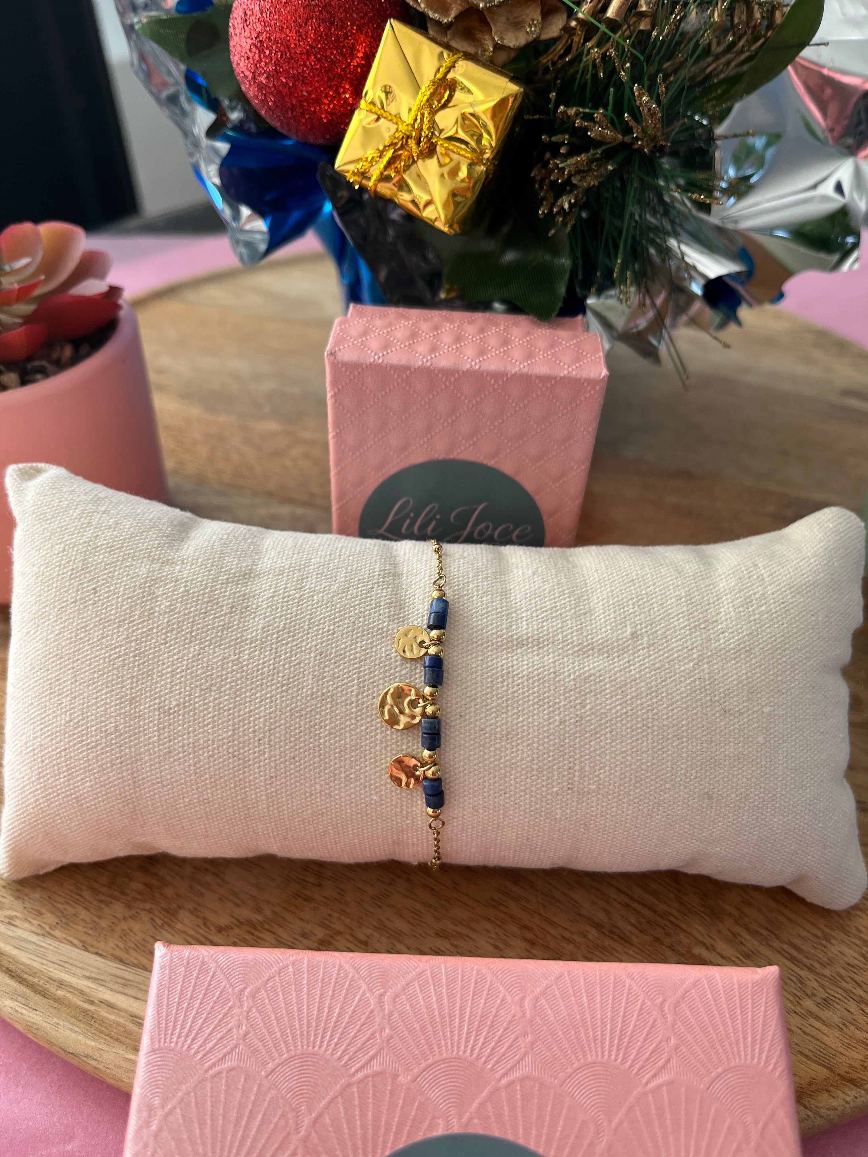 Bracelet fin en lapis-lazuli avec pendentif rond doré – Élégance intemporelle
