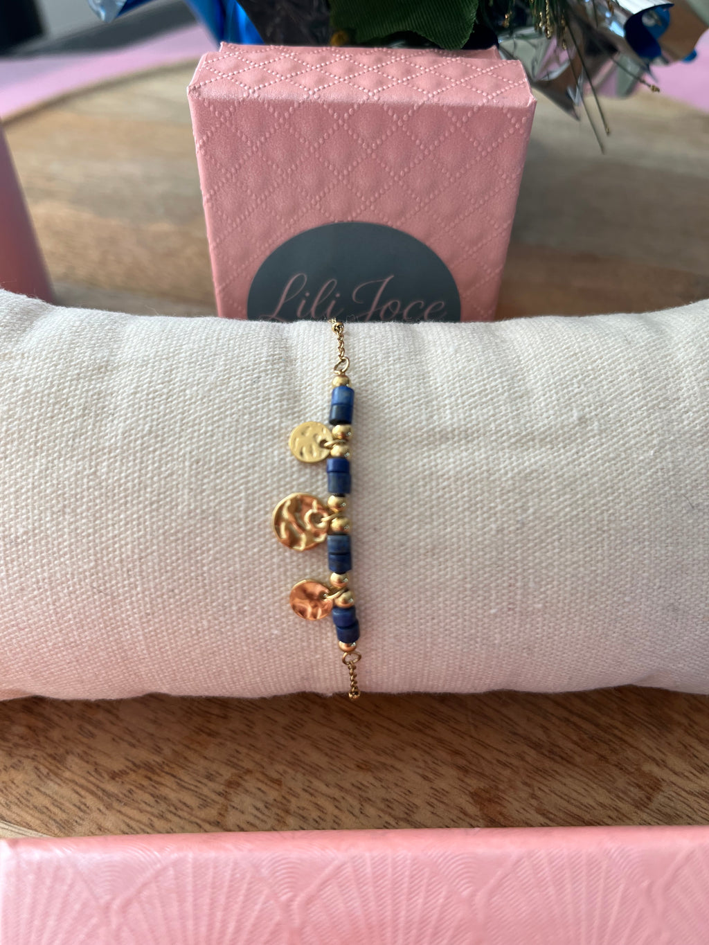 Bracelet fin en lapis-lazuli avec pendentif rond doré – Élégance intemporelle