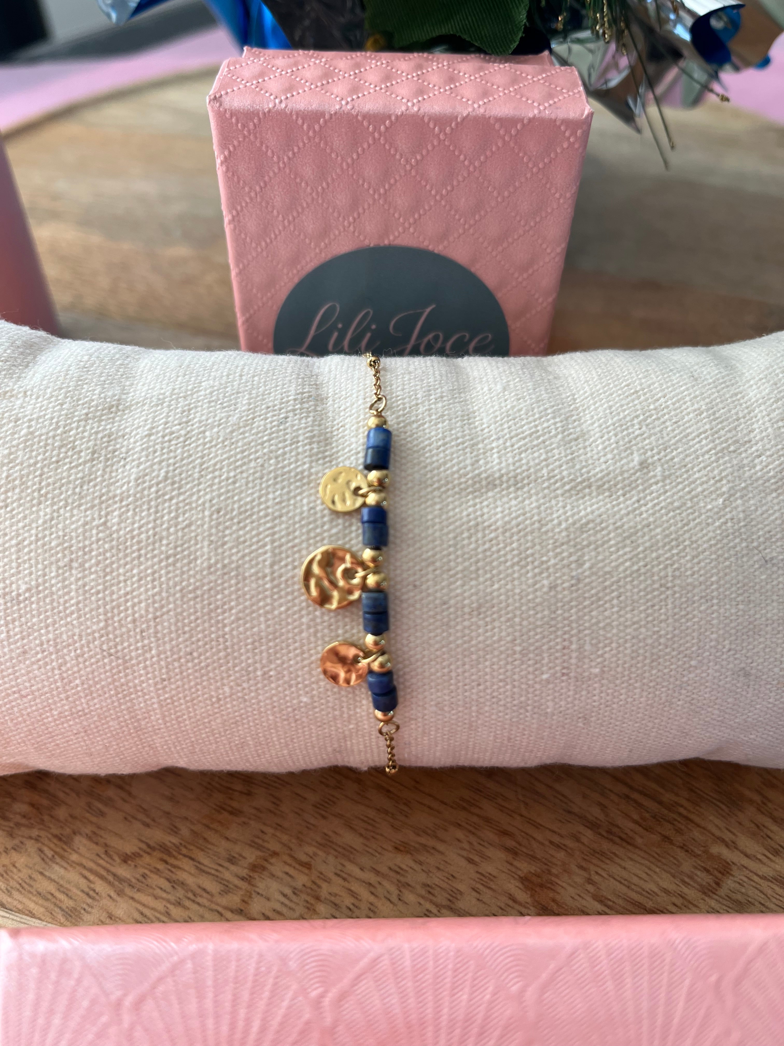 Bracelet fin en lapis-lazuli avec pendentif rond doré – Élégance intemporelle