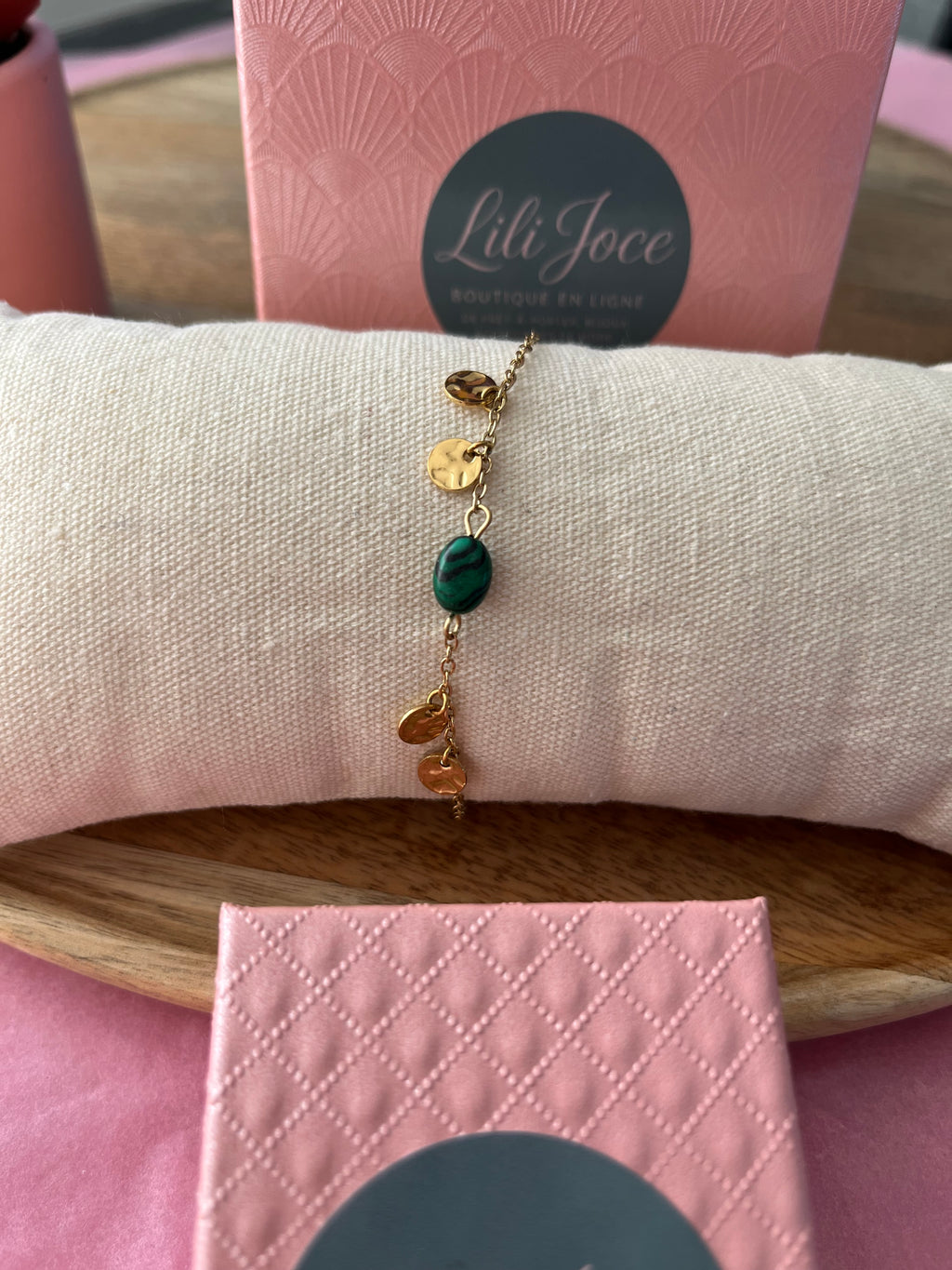 Bracelet doré avec pendentif rond et pierre de malachite – Élégance et vitalité