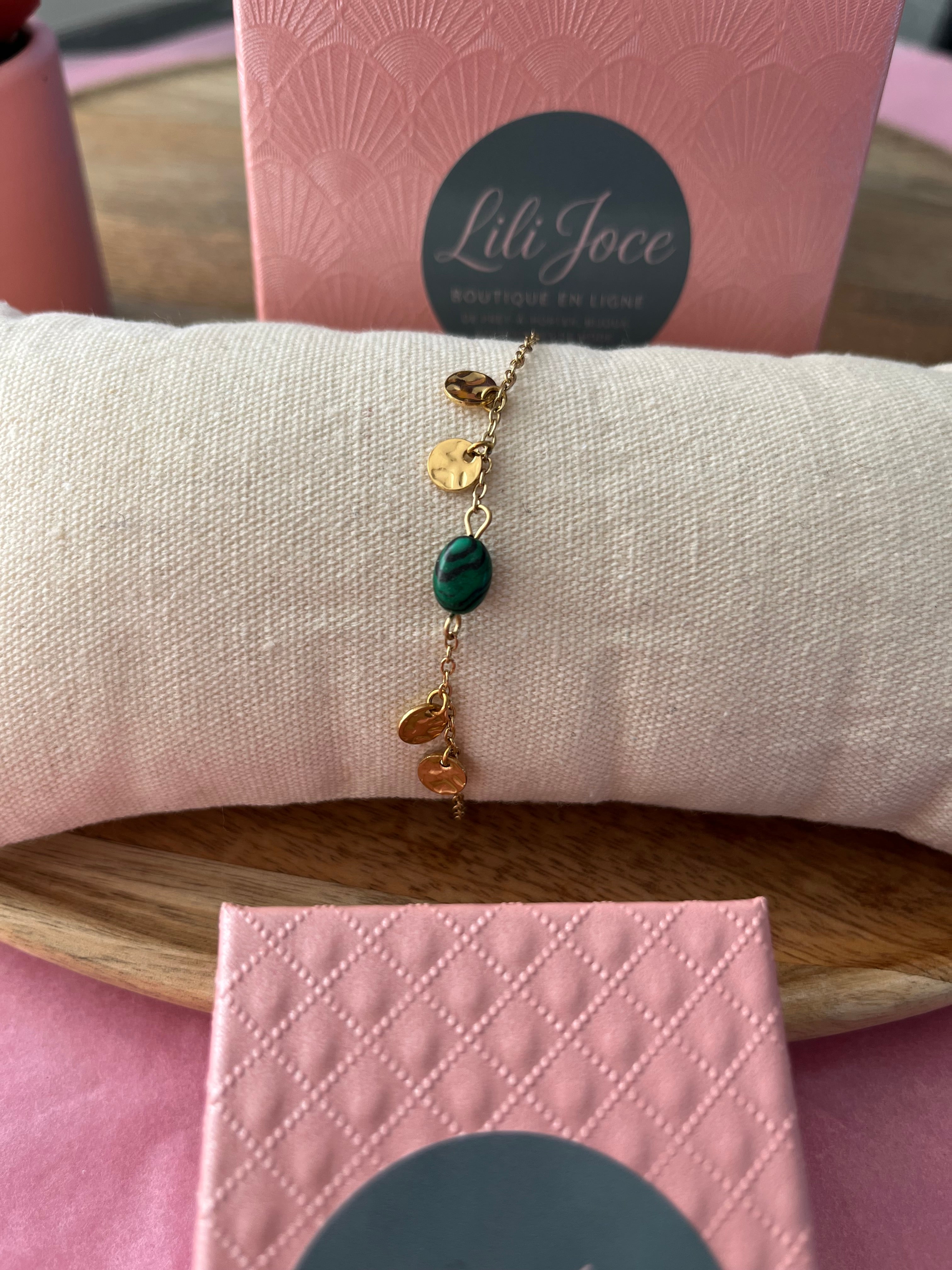 Bracelet doré avec pendentif rond et pierre de malachite – Élégance et vitalité
