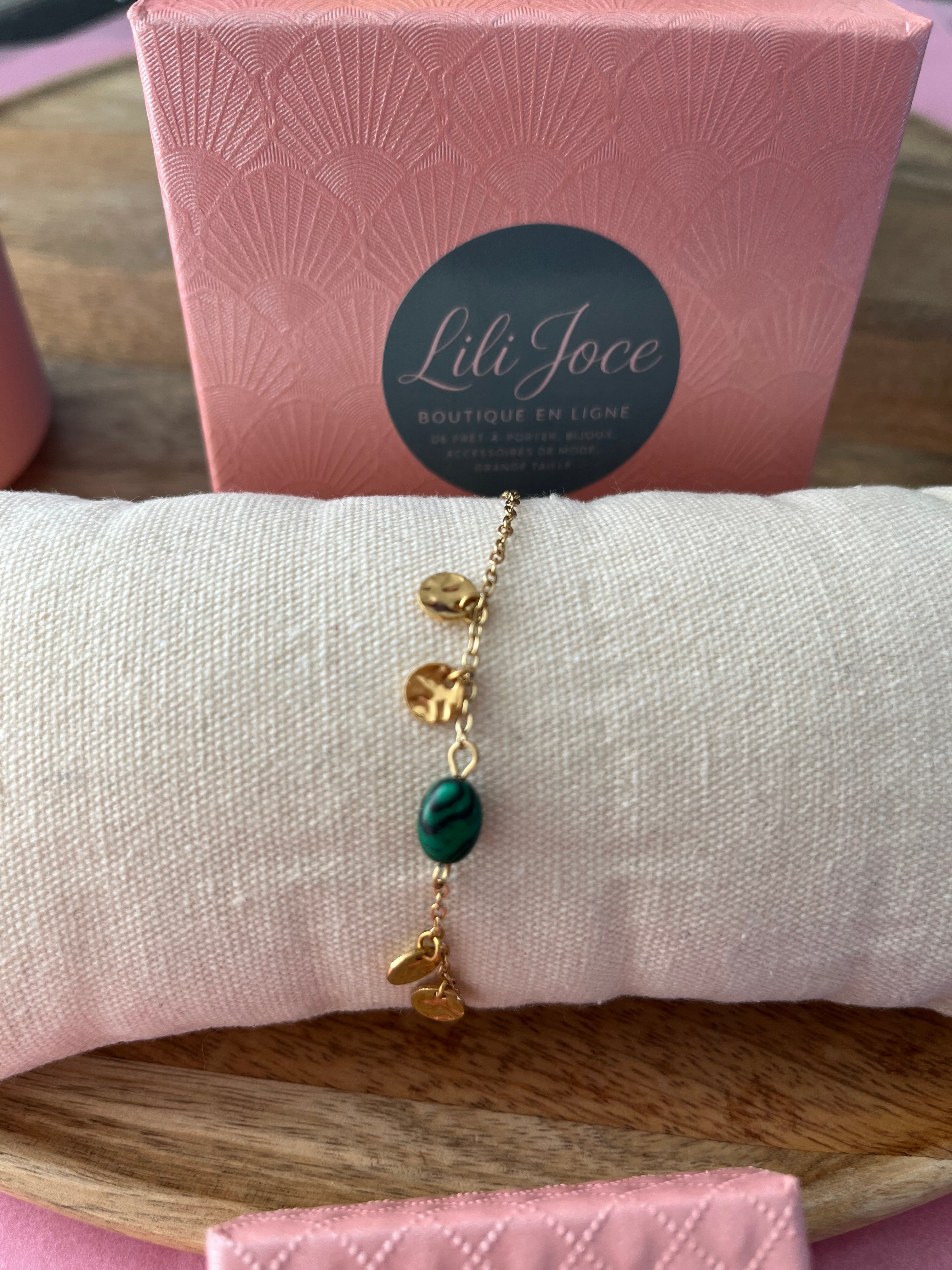Bracelet doré avec pendentif rond et pierre de malachite – Élégance et vitalité