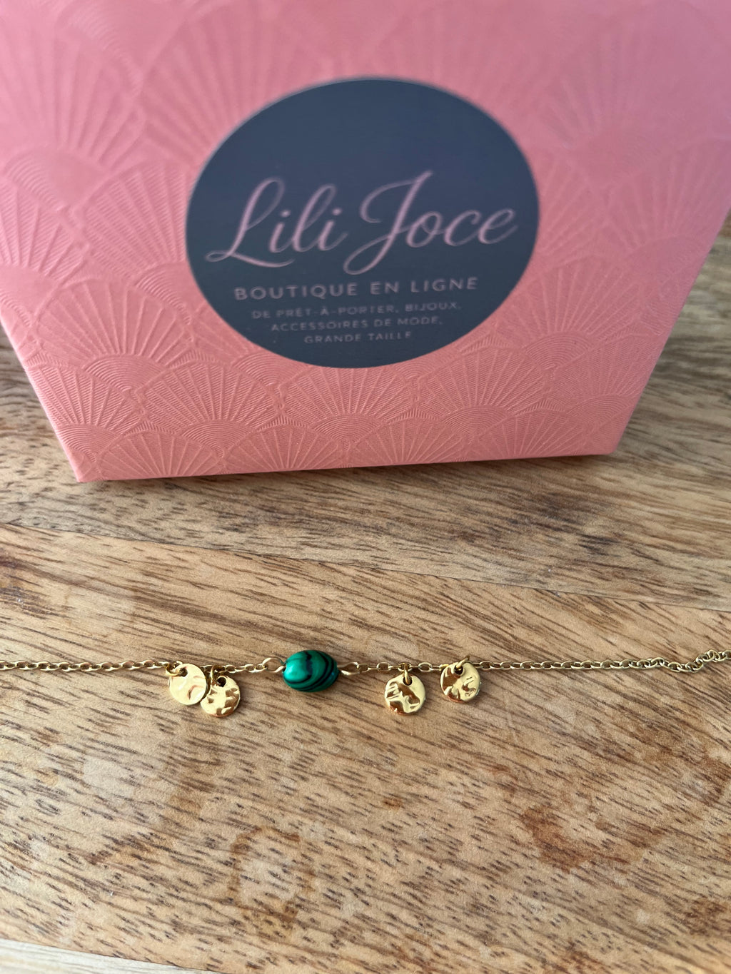 Bracelet doré avec pendentif rond et pierre de malachite – Élégance et vitalité