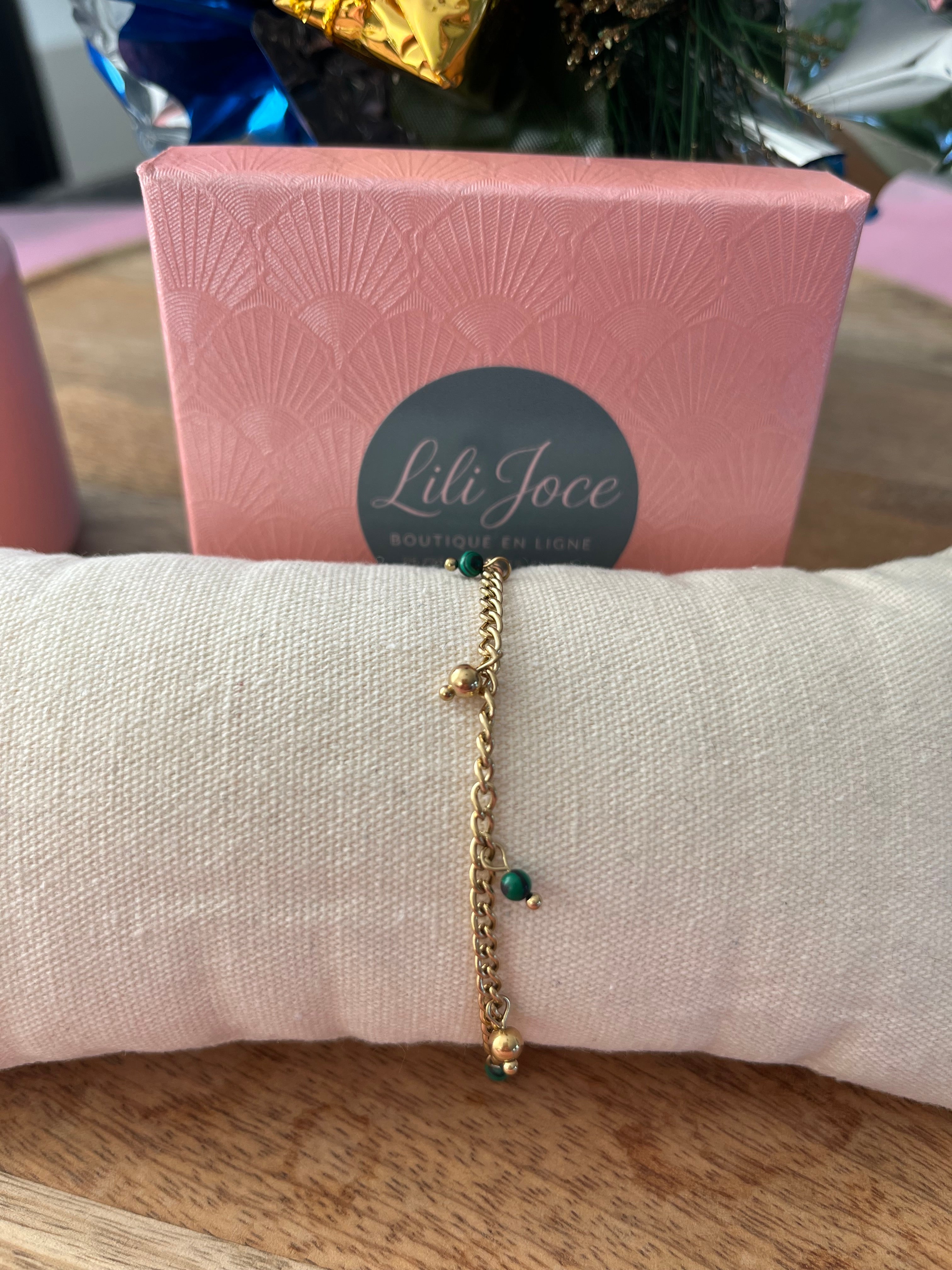Bracelet doré avec malachite et petites boules pendantes – Élégance et mouvement