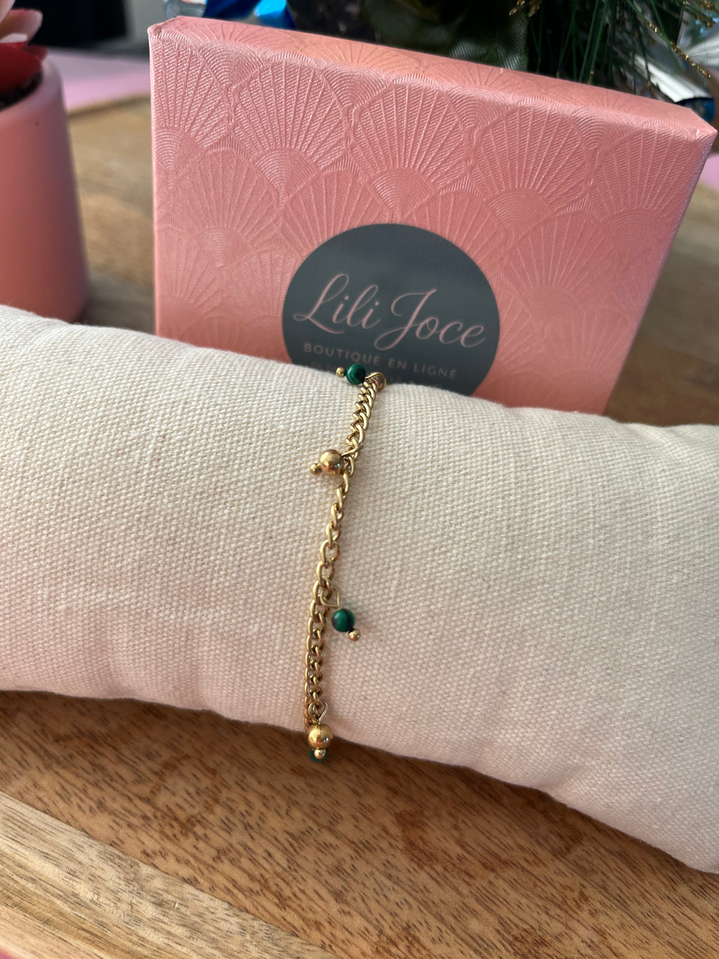 Bracelet doré avec malachite et petites boules pendantes – Élégance et mouvement