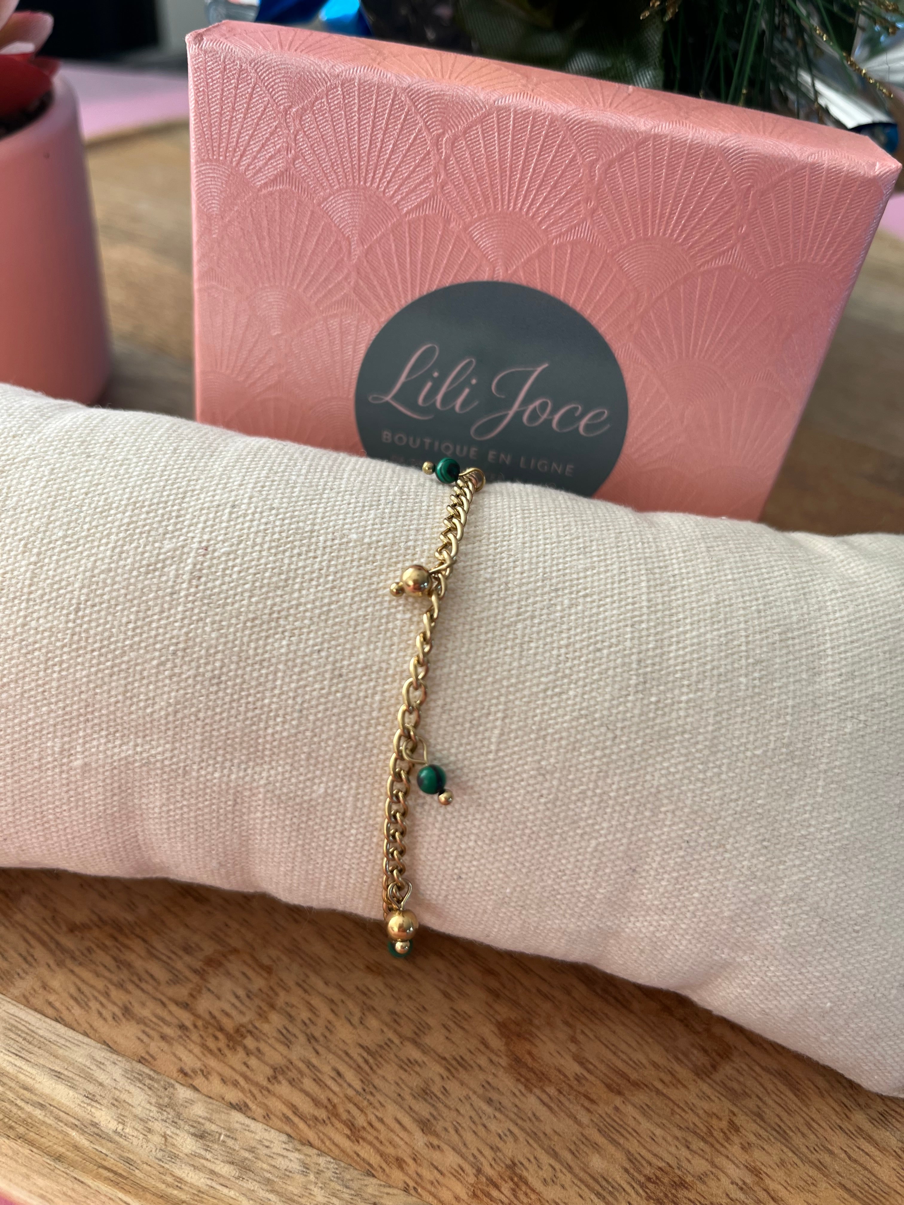 Bracelet doré avec malachite et petites boules pendantes – Élégance et mouvement