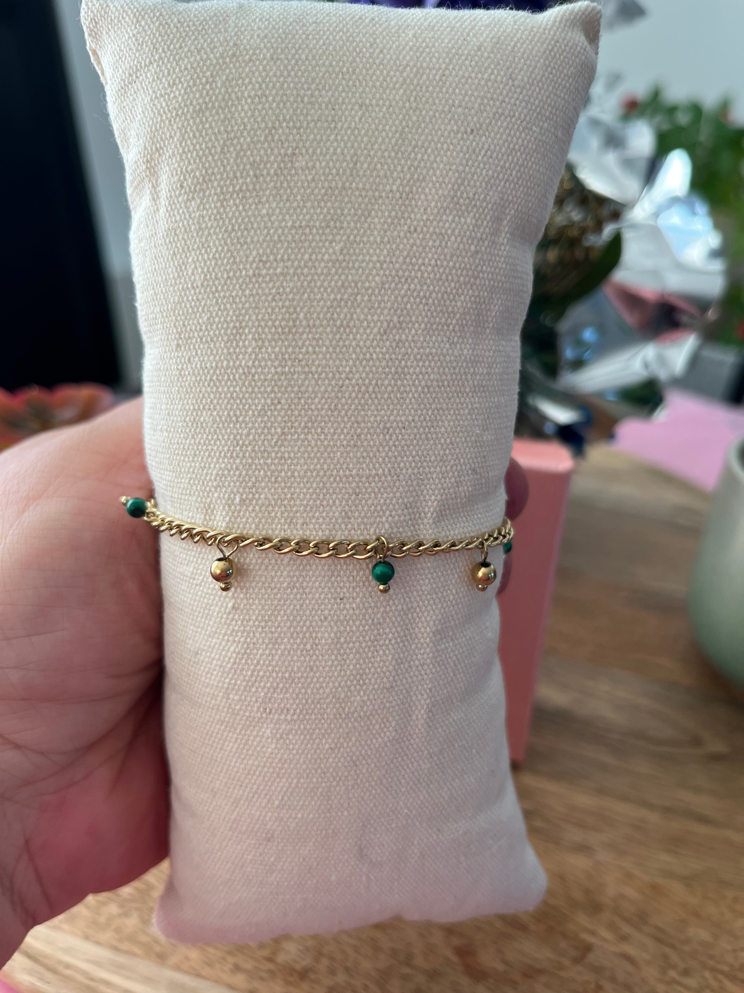 Bracelet doré avec malachite et petites boules pendantes – Élégance et mouvement