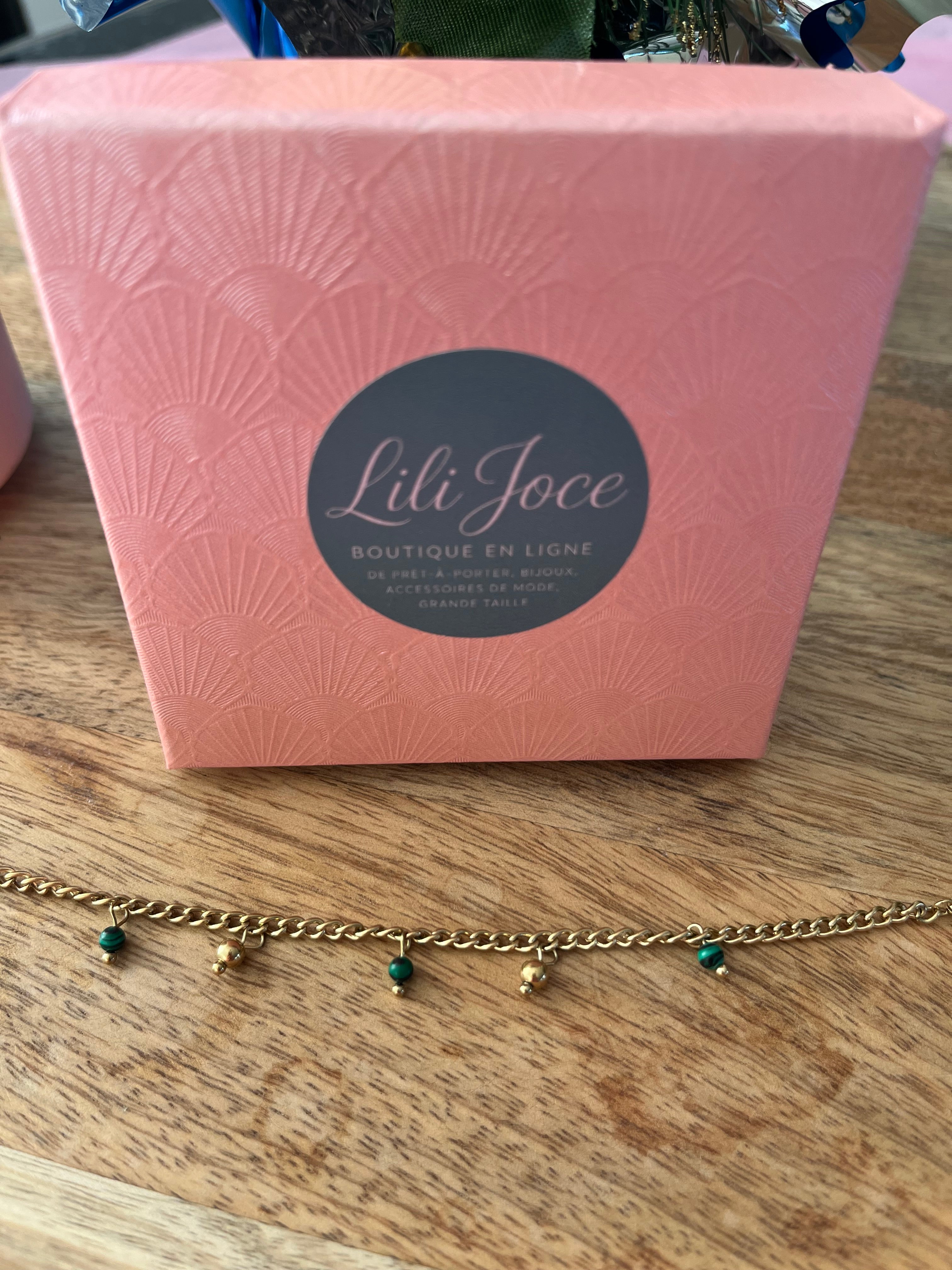 Bracelet doré avec malachite et petites boules pendantes – Élégance et mouvement