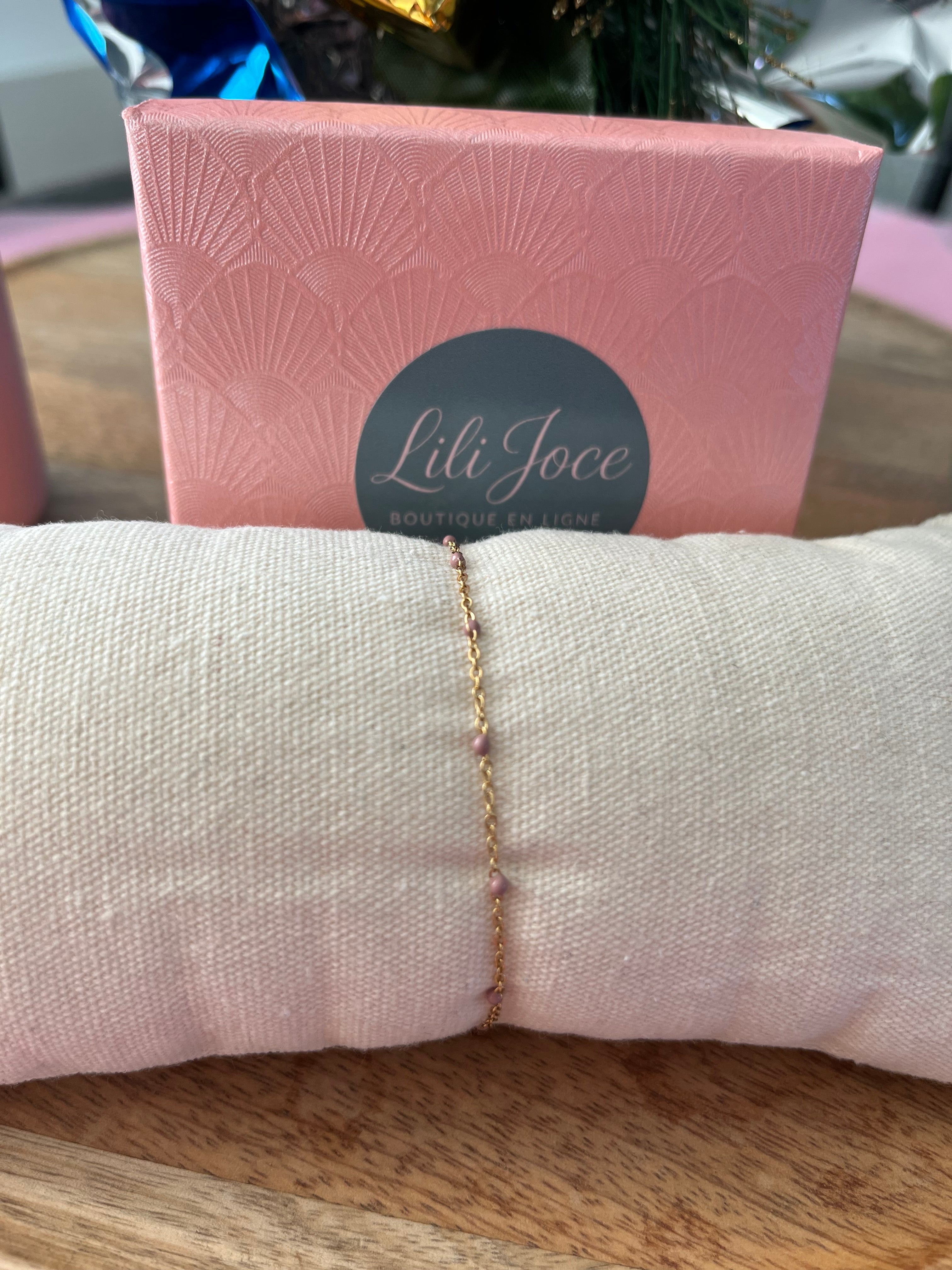Bracelet fin en or et rhodonite – Douceur et harmonie