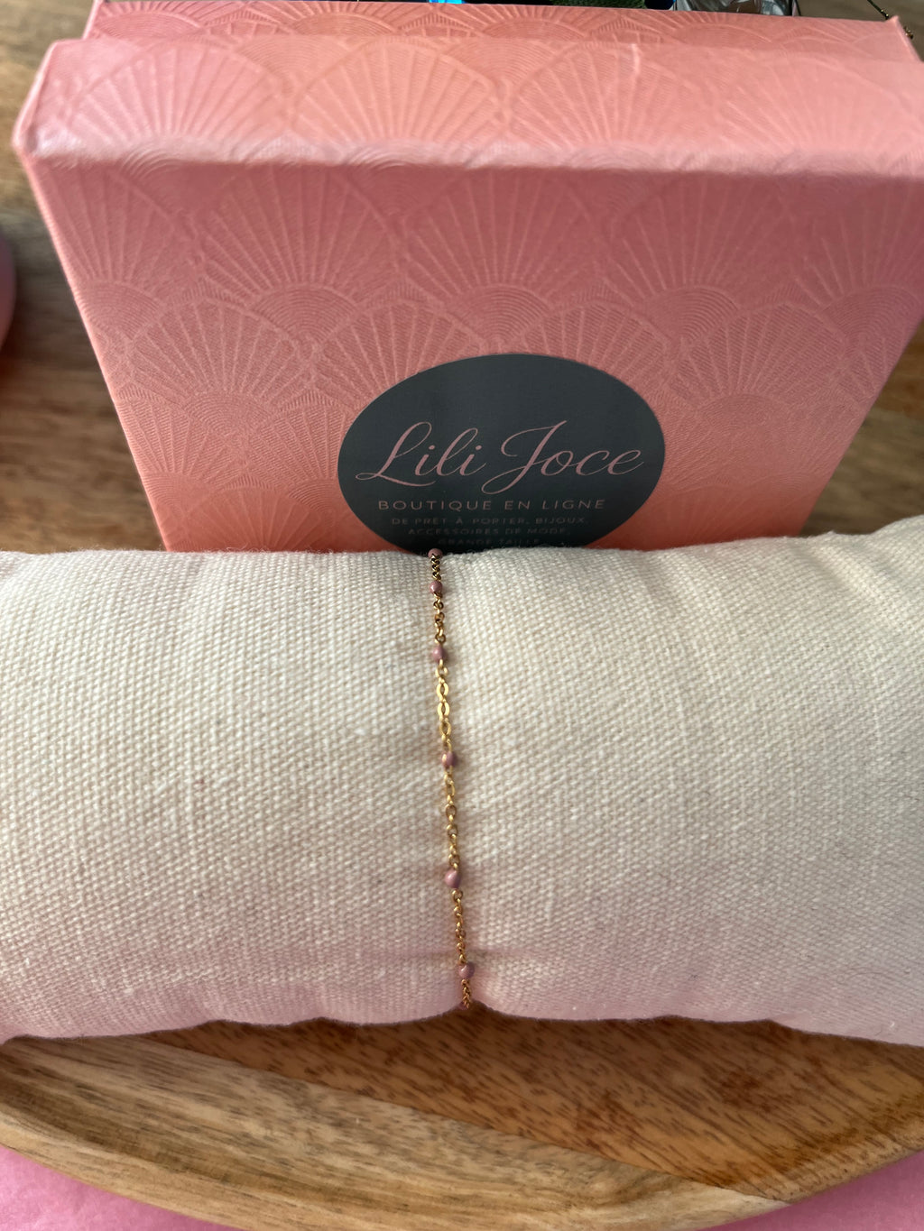 Bracelet fin en or et rhodonite – Douceur et harmonie