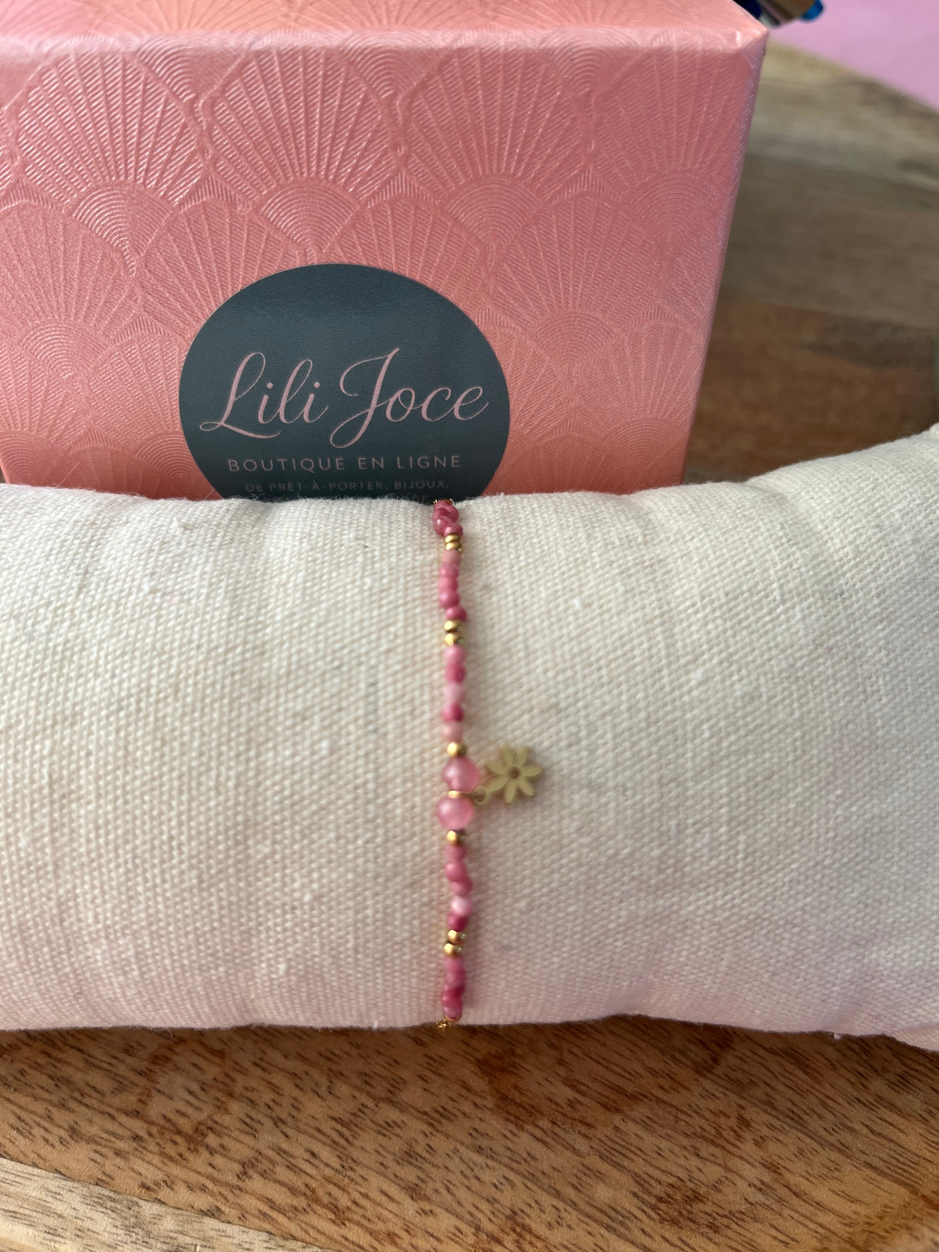 Bracelet en rhodonite à petites pierres et fleur pendante – Douceur et féminité