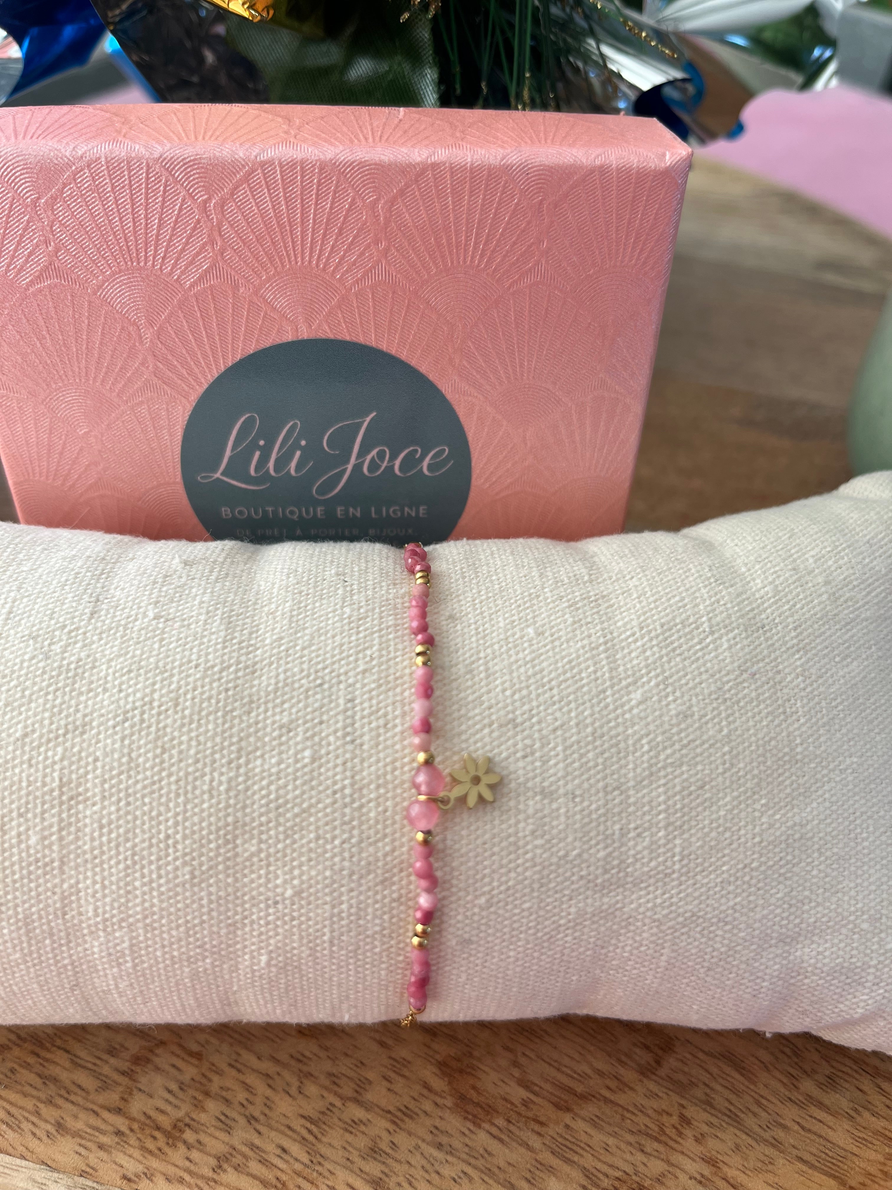 Bracelet en rhodonite à petites pierres et fleur pendante – Douceur et féminité